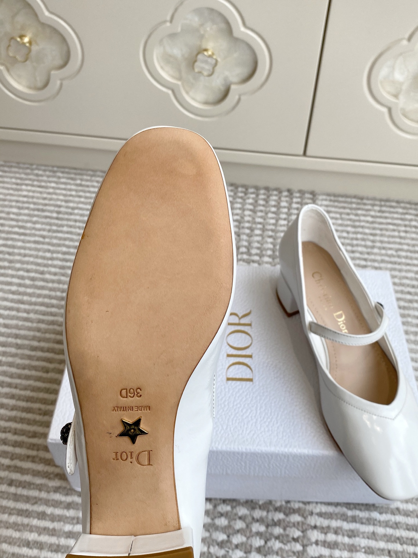 🐳Dior 迪奥 2025新款🆕D-New Ballet 粗跟圆头玛丽珍单鞋✔️材质：鞋面进口牛皱漆皮✔