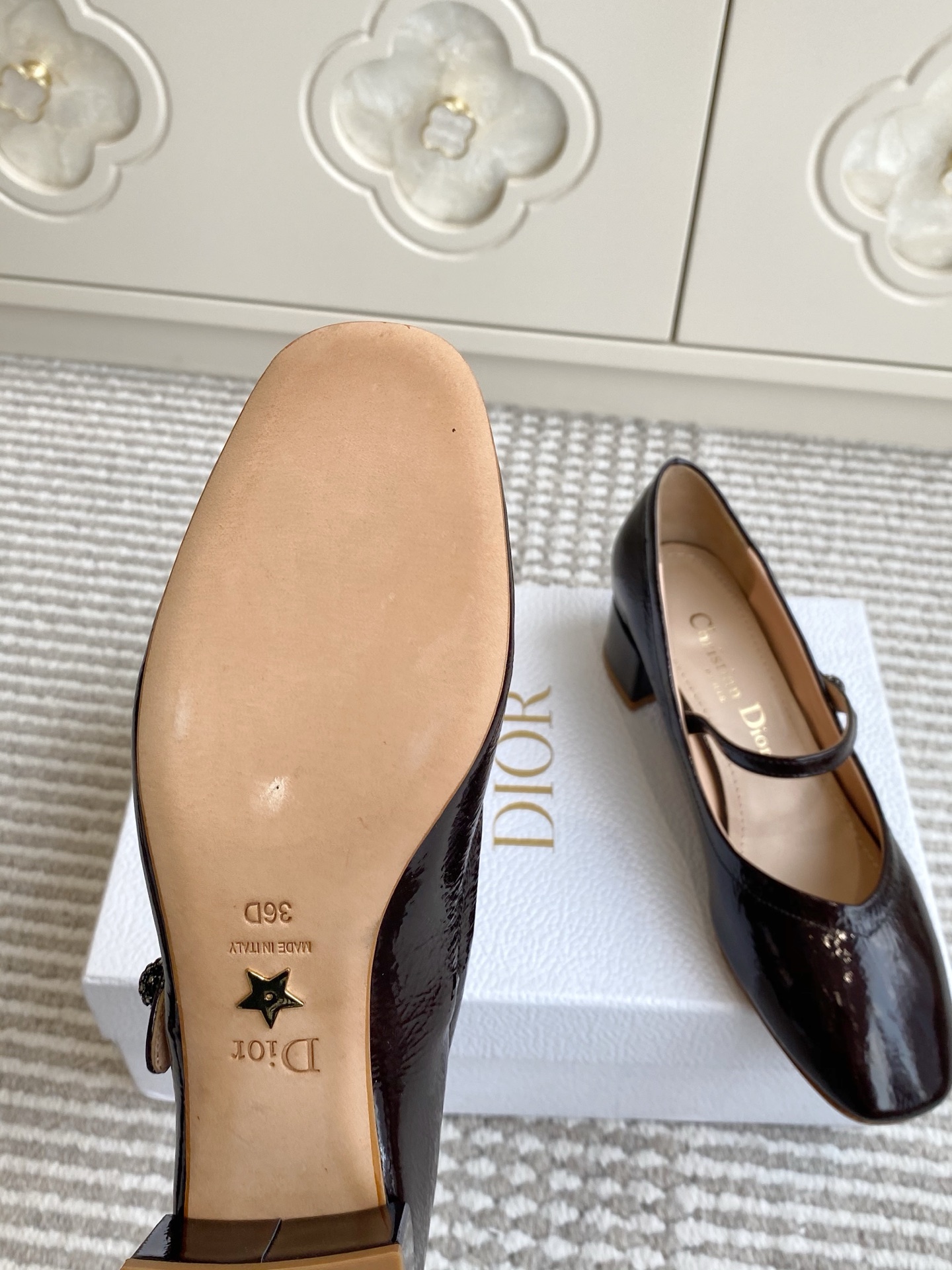 🐳Dior 迪奥 2025新款🆕D-New Ballet 粗跟圆头玛丽珍单鞋✔️材质：鞋面进口牛皱漆皮✔