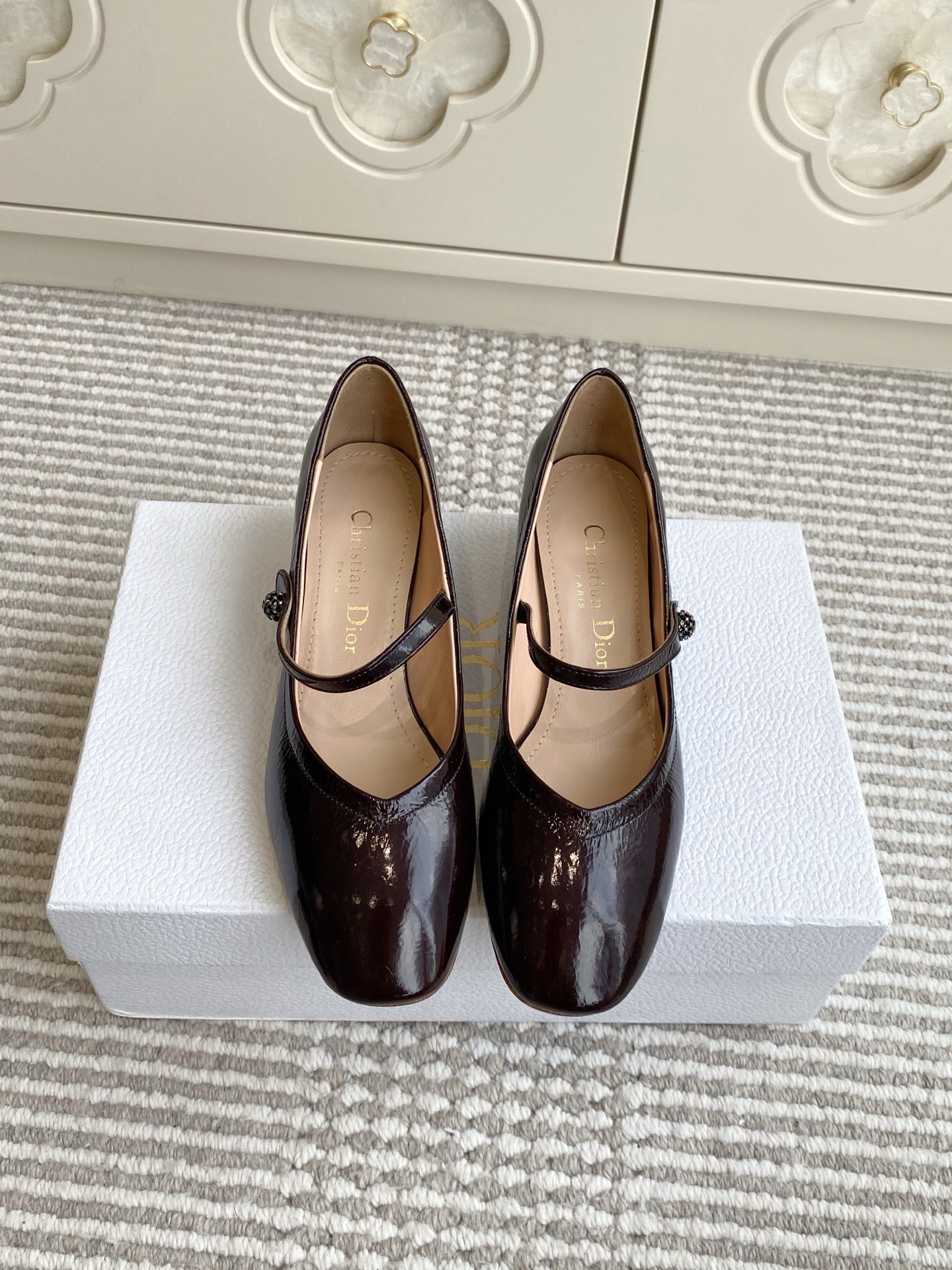 NO:750349,Dior Dior 2025 new D-New Ballet thick heel round toe Mary Jane shoes Material upper imported cow wrinkle patent leather water-dyed sheepskin lining + Italian genuine leather outsole + original molded hardware buckle Heel height 3.5cm Size: 35-43 (40/41/42/43 customized non-refundable), Mary Jane, dior, dior, mary jane, sheepskin, Leather soles19860909Dior 迪奥 2025新款D-New Ballet 粗跟圆头玛丽珍单鞋 材质鞋面进口牛皱漆皮 水染羊皮内里+意大利真皮大底+原版开模五金扣 跟高3.5cm Size:35-43(40/41/42/43定制不退不换),玛丽珍,dior,dior,mary jane,sheepskin,Leather soles,Women's Shoes