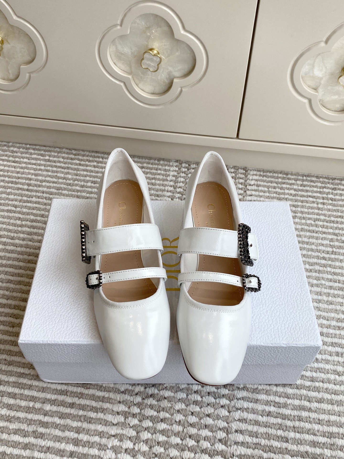 Dior D-New Ballet Mary Jane Schoenen - Wit Lakleer, Ronde Teen, Lage Hak