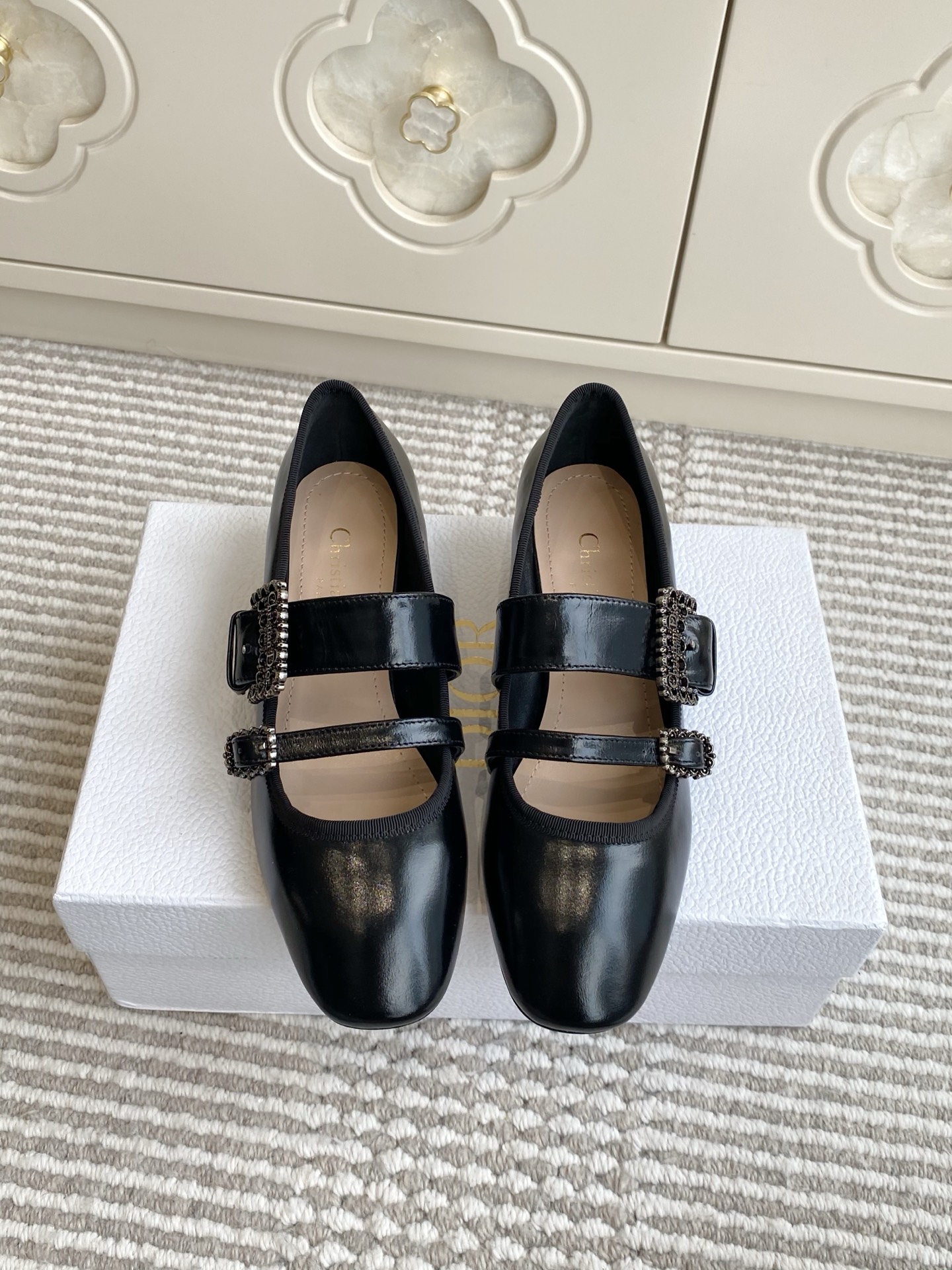 NO:750339,Dior Dior 2025 new D-New Ballet thick heel round toe Mary Jane shoes Material upper imported cowwrinkle patent leather Water-dyed sheepskin lining + Italian leather outsole + original molded hardware buckle Heel high flat bottom / 3.5cm Size: 35-43 (40/41/42/43 customized non-refundable), Mary Jane, dior, dior, mary jane, sheepskin, Leather soles19860909Dior 迪奥 2025新款D-New Ballet 粗跟圆头玛丽珍单鞋 材质鞋面进口牛皱漆皮 水染羊皮内里+意大利真皮大底+原版开模五金扣 跟高平底/3.5cm Size:35-43(40/41/42/43定制不退不换),玛丽珍,dior,dior,mary jane,sheepskin,Leather soles,Women's Shoes