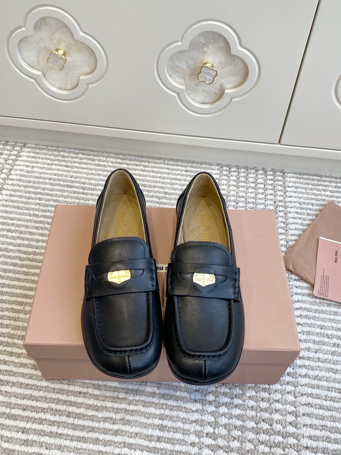 NO:560104,MiuMiu Gold Coin Loafers are once again a good-looking and easy-to-wear shoe! The MiuMiu Gold Coin Loafers, which have been popular for a long time, are unexpectedly good-looking on the feet and feel very versatile. They are also very comfortable and will not scratch your feet when worn barefoot. A shiny coin was inserted into the groove of the leather strap, and the 'penny loafer' came from this. Imported calfskin ZP private mold rubber sole  Size 35～40 (custom-made size 40 is non-refundable), loafers, miumiu, loafers, cowhide19860909批 MiuMiu金币乐福鞋又到了好看又好穿的鞋子了! 是火了蛮久的MiuMiu金币乐福鞋上脚出乎意料的好看而且感觉很百搭舒适度也很ok 光脚穿的时候也不会磨脚 便将一枚闪亮硬币嵌入皮革饰带的凹槽,“便士乐福鞋”由此而来. 进口小牛皮 ZP私模橡胶鞋底 Size35～40（40定做不退换）,乐福鞋,miumiu,loafers,cowhide,Women's Shoes