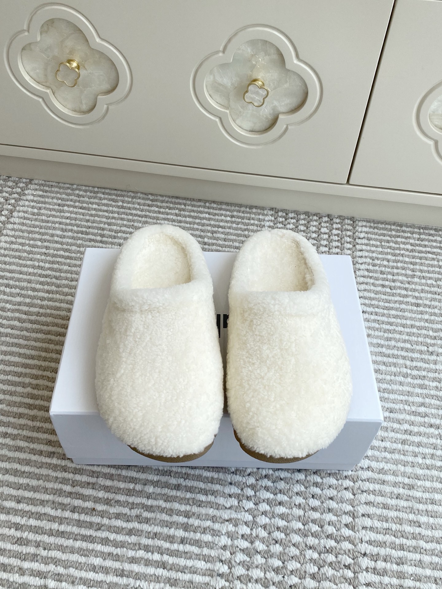 NO:560115,Batch alo·New·Thick-soled lamb wool Birkenmueller fur slippers Super thick and warm wool slippers, who can resist furry~ Made entirely of wool, the soft and delicate fur fits the feet in the cold autumn and winter, not to mention how warm and comfortable they are!  The overall fit is super loose and good, and the thick soles are increased to fully meet daily travel~ The two colors are available and are very suitable for the autumn and winter atmosphere~~ Material: fur and wool, large sole and rubber outsole. Shoe size 35-39 (customized in 40, non-refundable), semi-furry shoes, slippers19860909批 alo·新款·厚底羊羔毛博肯穆勒毛毛拖鞋 超级厚实温暖的羊毛拖,就问谁能抵抗毛茸茸呢～全面采用羊毛制作,柔软细腻的毛毛在寒冷的秋冬贴合着脚部,别提有多温暖舒适了！整体版型超级宽松有好,厚底增高完全满足日常出行～两色发售都很适配秋冬氛围感～～ 材质皮毛一体羊毛 大底橡胶大底 鞋码35-39（40定制不退换）,半拖毛毛鞋,slippers,Women's Shoes