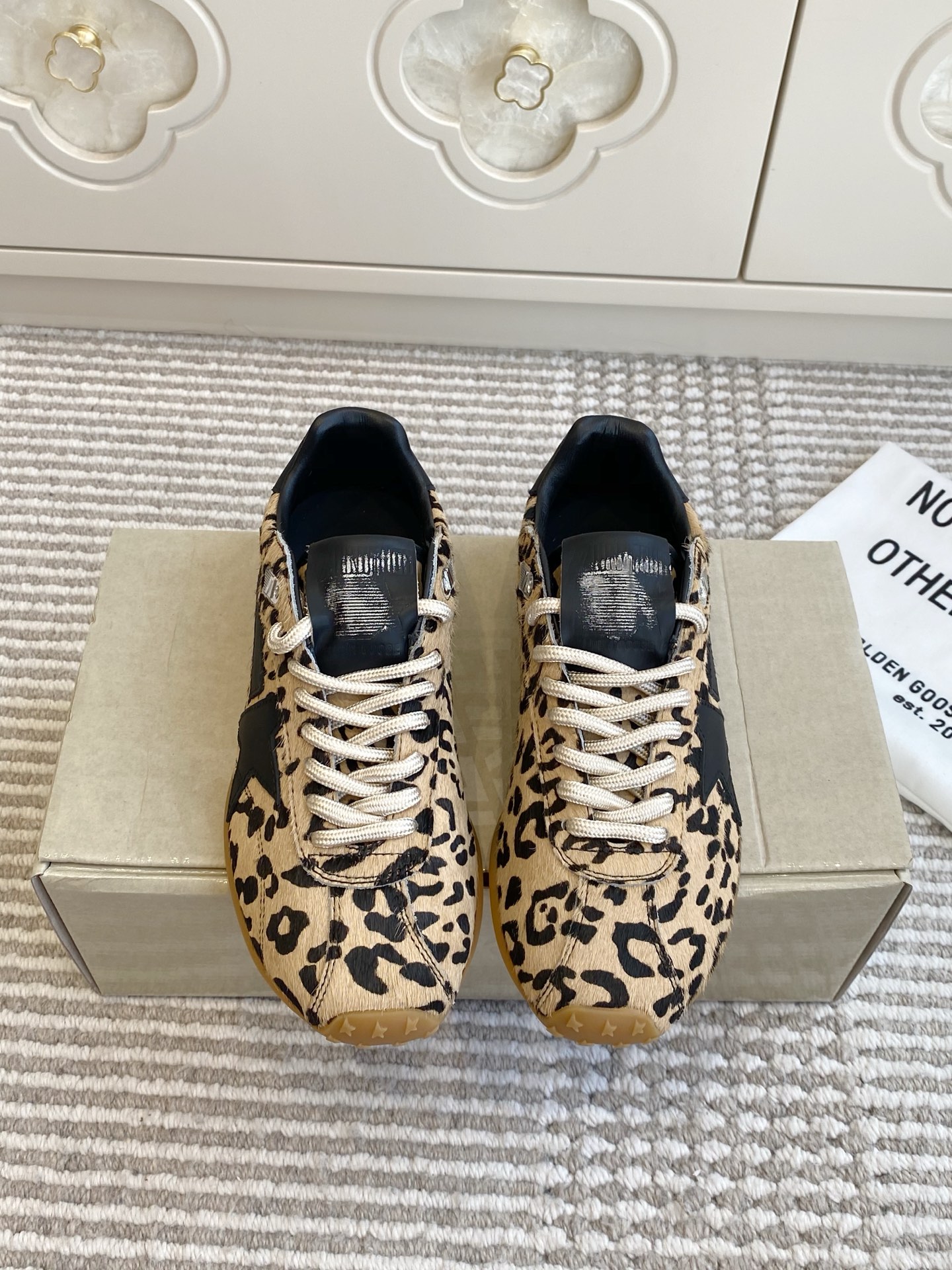 NO:560105,Batch GGDB’s latest thin-soled dirty shoes!  Dexun sneakers are made of pure imported mercerized cowhide, cow suede, and leopard print horse hair. They feel amazing!  Customized cotton terry cloth!  This kind of feel and texture are different from those on the market that cost hundreds of dollars!  Hand-made distressed, giving it a high-end feel!  size 35～40 (41 customized, non-refundable), casual shoes/sports shoes, sneakers, cowhide19860909批 GGDB 最新款薄底小脏鞋！德训运动鞋 面料采用纯进口丝光牛皮、牛反绒、豹纹马毛,手感绝了！ 定制纯棉毛巾布里！这种手感和质感都区别于那些市面百来块的东西！手工做旧处理,自带高级感！ size35～40（41定做不退换）,休闲鞋/运动鞋,sneakers,cowhide,Women's Shoes