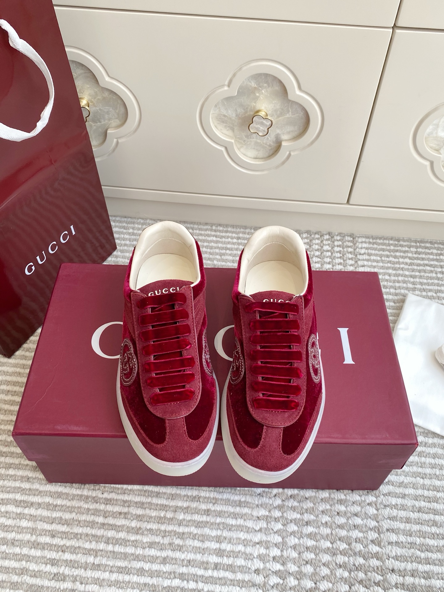 NO:560111,Batch Gucci·GG casual sports shoes for couples·De training shoes Forrest shoes. The upper is made with innovative stitching technology to create a flowing texture like water. The leather design is matched with three-dimensional interlocking double G leather patches and Gucci letter accessories. The 3D effect creates a free flowing texture of the entire shoe. The delivery counter is exquisitely packaged. The fabric is original customized cowhide/velvet. The inner lining is original imported sheepskin. The sole is made of original molded TPU material. The sole thickness is 2.5CM.  Sizes for women: 35-40 (customized to 41, non-refundable); men: 39-45 (customized to 46, non-returnable), casual shoes/sports shoes, gucci, gucci, sneakers, cowhide, sheepskin19860909批 Gucci古驰·GG 情侣款休闲运动鞋·德训鞋 阿甘鞋 鞋面采用创新缝线工艺制作 打造如水般的流动质感 皮革设计搭配三维立体互扣式双G皮革贴饰和Gucci字母配件 以3D效果成就整款鞋履自在的流动质感 配送专柜精美包装 面料原版定制牛皮/丝绒 内里原版进口羊皮 鞋底原版开模TPU材质 底厚2.5CM 码数女款35-40（41定做不退换） 男款39-45（46定做不退换）,休闲鞋/运动鞋,gucci,gucci,sneakers,cowhide,sheepskin,Women's Shoes