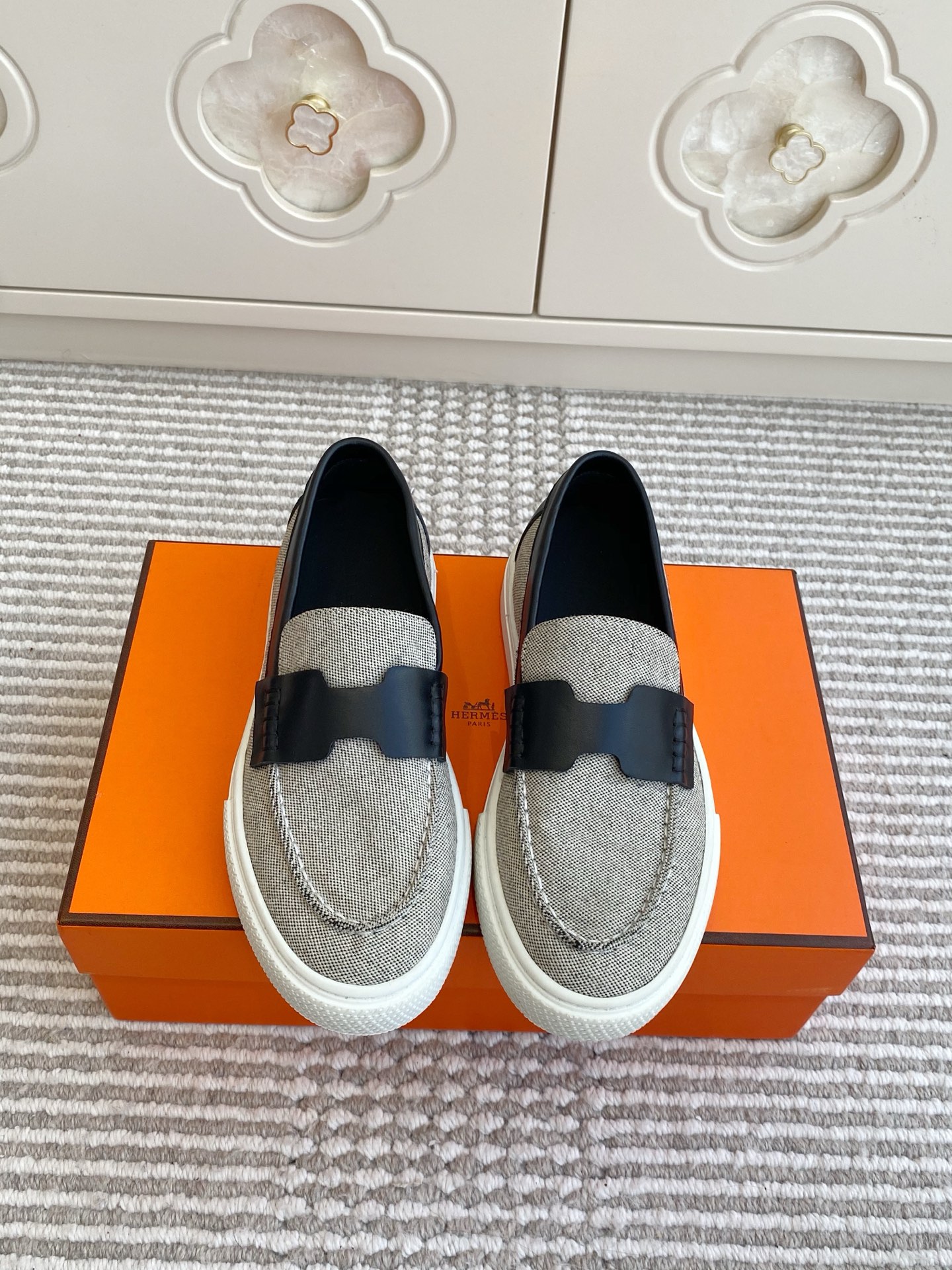 NO:561771,First batch of women, men, Hermes, Hermes H family, couples, thick-soled slip-on loafers, top quality, classic 'H'-shaped uppers, rubber soles, comfortable to wear, creating a casual urban style, custom-made imported calfskin/canvas denim, original molded outsole, size female 35-40 (customized at 41), male 39-45 (customized at 46), loafers, hermes, hermes, loafers, cowhide19860909批女 男 Hermes 爱马仕H家 情侣·厚底一脚蹬乐福鞋 顶级品质 经典“H”型鞋面 橡胶鞋底 款式穿着感受舒适 打造休闲都市风格 定制进口小牛皮/帆布牛仔 原版开模大底 size女35-40（41定做） 男39-45（46定做）,乐福鞋,hermes,hermes,loafers,cowhide,Women's Shoes