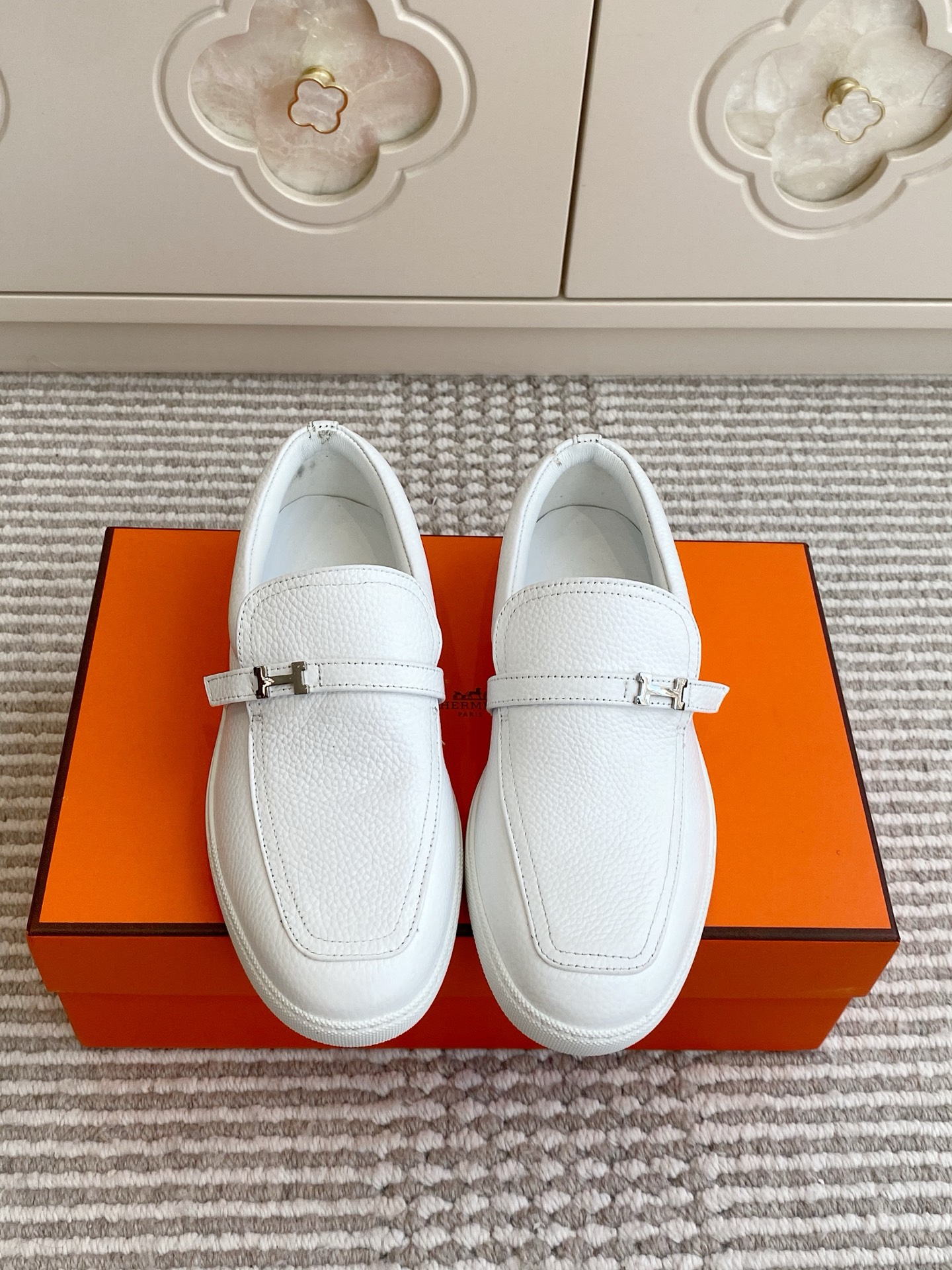 NO:561737,First batch of women, men, Hermes, Hermes H family, couples·H buckle thick-soled slip-on loafers, top quality, classic mini 'H' buckle rubber soles, comfortable to wear, creating a casual urban style, custom imported calfskin/Niu Jing, original molded outsole, size female 35-40 (customized at 41), male 39-45 (customized at 46), loafers, hermes, hermes, loafers, cowhide19860909批女 男 Hermes 爱马仕H家 情侣·H扣厚底一脚蹬乐福鞋 顶级品质 经典mini“H”扣橡胶鞋底 款式穿着感受舒适 打造休闲都市风格 定制进口小牛皮/牛京 原版开模大底 size女35-40（41定做） 男39-45（46定做）,乐福鞋,hermes,hermes,loafers,cowhide,Women's Shoes