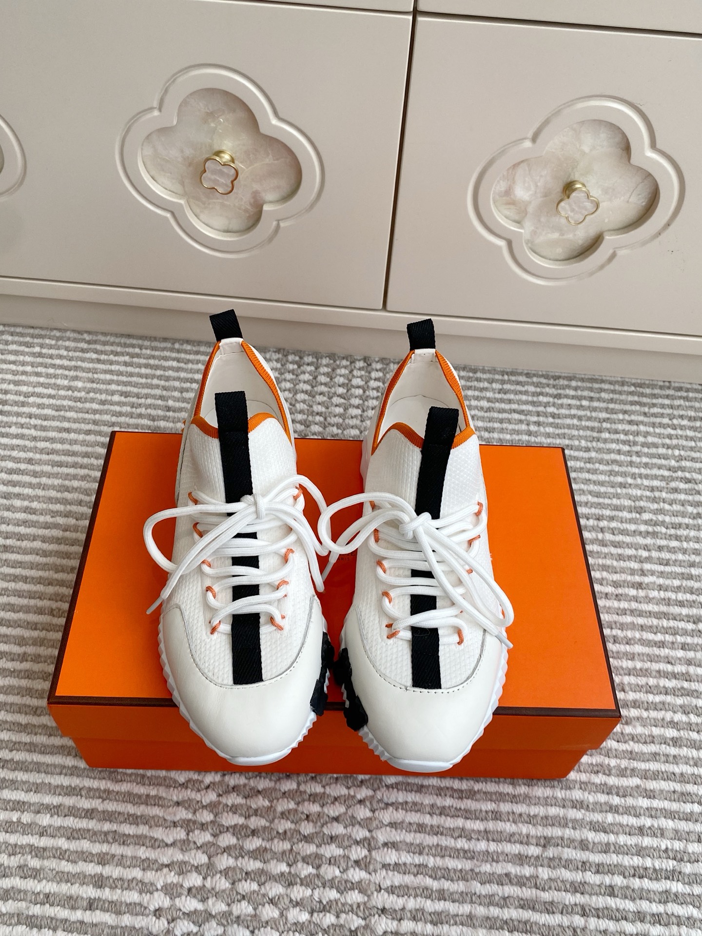 NO:615943,Hermes/Hermès official website Bouncing couple's H-lace thick-soled sneakers are of top quality and exquisite craftsmanship, and are new at the counter at the same time. Every detail of the shoes is made with special care and is quite eye-catching. The elegant splicing elements highlight the good temperament!  The fashionable flying woven lace-up method adds a casual atmosphere, and the exquisite lines can better reflect the family-style design language. Interspersed with exquisite lines, it perfectly fits the foot shape, naturally outlines the fashionable outline, achieves a visual impact, and fully interprets a different sports style!  The fabric is imported high mercerized cashmere/raincloth/fly weave/cow leather/breathable mesh lining, mixed sheepskin for foot pads, comfortable foot feel, ip tpu outsole, seamless combination of German technology irradiation machine, lightweight and highly elastic, non-slip and wear-resistant!  Original box packaging Size 35-45 (customized for women 41/men 46), casual shoes/sports shoes, hermes, hermes, sneakers, cowhide, sheepskin19860909Hermes/爱马仕官网Bouncing情侣款H系带厚底运动鞋 顶级品质 工艺极致,同步专柜上新.鞋子的每一个细节都特别用心,相当惹眼,雅致的拼接元素,凸显不俗的气质！ 时尚飞织系带方式,增添休闲的气息,精致的线条,无形之中能够更好体现出家族式的设计语言,穿插精致的线条,完美契合脚型,自然的勾勒出时尚的轮廓,达到视觉上的冲击效果,充分演绎不一样的运动风格！ 面料进口高丝光羊绒/雨布/飞织面/牛皮/内里透气网布,垫脚混种羊皮,脚感舒适,ip tpu 大底,德国技术照射机无缝组合 轻便高弹,防滑耐磨！原盒包装 Size35-45（女41/男46定做）,休闲鞋/运动鞋,hermes,hermes,sneakers,cowhide,sheepskin,Women's Shoes