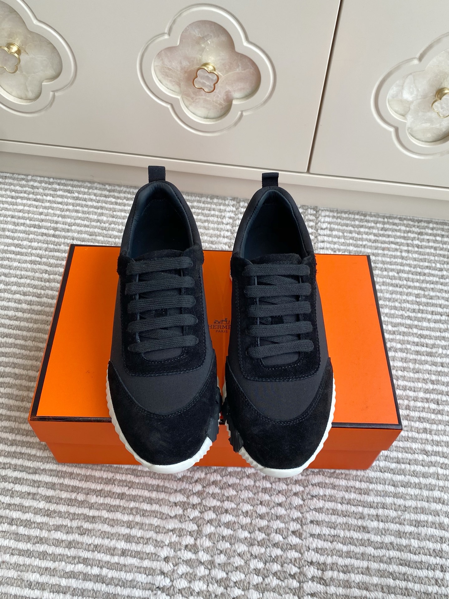 NO:560413,First batch of female and male Hermes official website Bouncing couple's style H-lace thick-soled sneakers, top quality, ultimate craftsmanship, new at the counter at the same time. Every detail of the shoes is specially thought out, quite eye-catching, and the elegant splicing elements highlight the good temperament!  The fashionable flying woven lace-up method adds a casual atmosphere, and the exquisite lines can better reflect the family-style design language. Interspersed with exquisite lines, it perfectly fits the foot shape, naturally outlines the fashionable outline, achieves a visual impact, and fully interprets a different sports style!  The fabric is imported high mercerized cashmere/raincloth/fly weave/cow leather/breathable mesh lining, mixed sheepskin for foot pads, comfortable foot feel, ip tpu outsole, seamless combination of German technology irradiation machine, lightweight and highly elastic, non-slip and wear-resistant!  Original box packaging Size 35-45 (customized for women 41/men 46), casual shoes/sports shoes, hermes, hermes, sneakers, cowhide, sheepskin19860909批女 男 Hermes爱马仕官网Bouncing情侣款H系带厚底运动鞋 顶级品质 工艺极致,同步专柜上新.鞋子的每一个细节都特别用心,相当惹眼,雅致的拼接元素,凸显不俗的气质！ 时尚飞织系带方式,增添休闲的气息,精致的线条,无形之中能够更好体现出家族式的设计语言,穿插精致的线条,完美契合脚型,自然的勾勒出时尚的轮廓,达到视觉上的冲击效果,充分演绎不一样的运动风格！ 面料进口高丝光羊绒/雨布/飞织面/牛皮/内里透气网布,垫脚混种羊皮,脚感舒适,ip tpu 大底,德国技术照射机无缝组合 轻便高弹,防滑耐磨！原盒包装 Size35-45（女41/男46定做）,休闲鞋/运动鞋,hermes,hermes,sneakers,cowhide,sheepskin,Women's Shoes