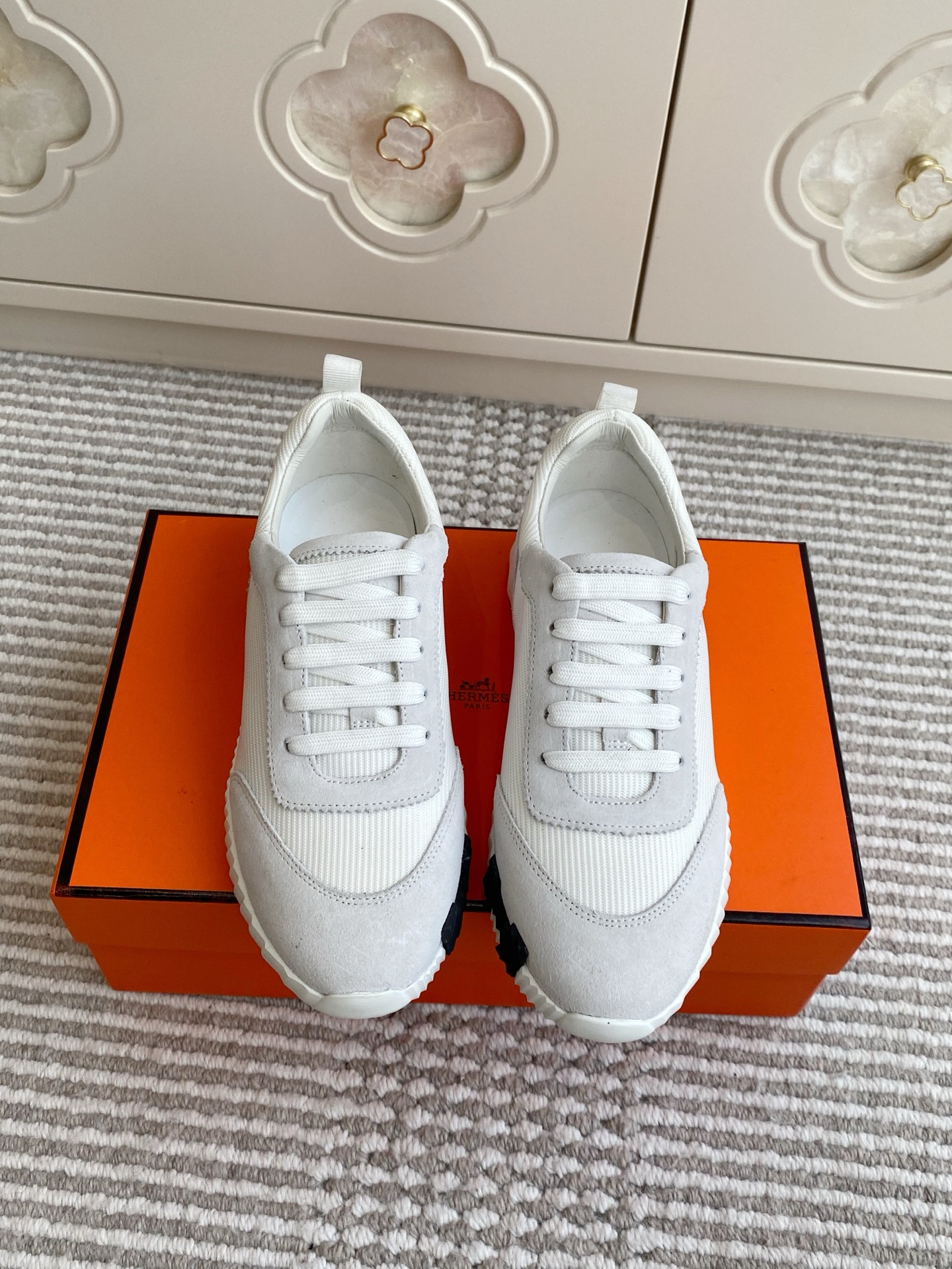 NO:561763,First batch of female and male Hermes official website Bouncing couple's style H-lace thick-soled sneakers, top quality, ultimate craftsmanship, new at the counter at the same time. Every detail of the shoes is specially thought out, quite eye-catching, and the elegant splicing elements highlight the good temperament!  The fashionable flying woven lace-up method adds a casual atmosphere, and the exquisite lines can better reflect the family-style design language. Interspersed with exquisite lines, it perfectly fits the foot shape, naturally outlines the fashionable outline, achieves a visual impact, and fully interprets a different sports style!  The fabric is imported high mercerized cashmere/raincloth/fly weave/cow leather/breathable mesh lining, mixed sheepskin for foot pads, comfortable foot feel, ip tpu outsole, seamless combination of German technology irradiation machine, lightweight and highly elastic, non-slip and wear-resistant!  Original box packaging Size 35-45 (customized for women 41/men 46), casual shoes/sports shoes, hermes, hermes, sneakers, cowhide, sheepskin19860909批女 男 Hermes爱马仕官网Bouncing情侣款H系带厚底运动鞋 顶级品质 工艺极致,同步专柜上新.鞋子的每一个细节都特别用心,相当惹眼,雅致的拼接元素,凸显不俗的气质！ 时尚飞织系带方式,增添休闲的气息,精致的线条,无形之中能够更好体现出家族式的设计语言,穿插精致的线条,完美契合脚型,自然的勾勒出时尚的轮廓,达到视觉上的冲击效果,充分演绎不一样的运动风格！ 面料进口高丝光羊绒/雨布/飞织面/牛皮/内里透气网布,垫脚混种羊皮,脚感舒适,ip tpu 大底,德国技术照射机无缝组合 轻便高弹,防滑耐磨！原盒包装 Size35-45（女41/男46定做）,休闲鞋/运动鞋,hermes,hermes,sneakers,cowhide,sheepskin,Women's Shoes