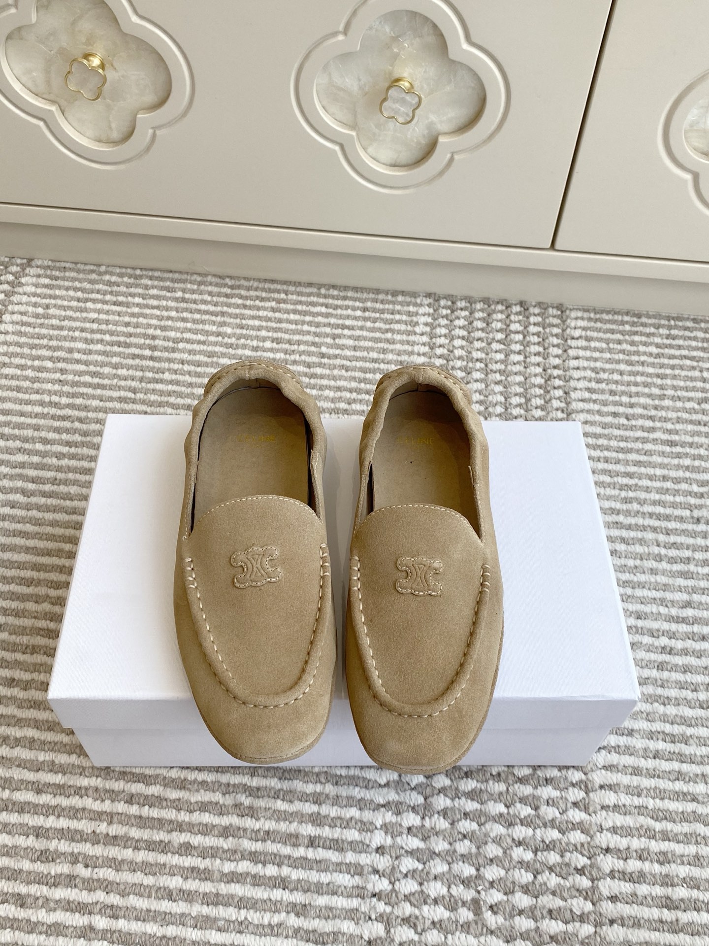 NO:561728,Batch Celine · Celine · 25ss new model · Arc de Triomphe · Slip-on loafers. This year you must buy a pair of Celine loafers, retro-style classic style, super versatile, simple and elegant, classic slip-on design, simple and fashionable, combining gentleness and texture. It can be matched casually with skirts and trousers, and the proper look shows its brand atmosphere. Upper: cow suede Outsole: original molded outsole  Size35-40 (40/41 customized, non-returnable), loafers, celine, celine, loafers, skirts19860909批 Celine·赛琳·25ss 新款·凯旋门·一脚蹬乐福鞋 今年必须要入手一双celine乐福鞋 ,复古风经典款 超级百搭 简单大气 经典的一脚蹬设计 简约时髦 把温柔和质感合并 无论裙装裤装都能随意搭配 妥妥的颜霸 无不彰显它的品牌气息. 鞋面:牛反绒 大底:原版开模大底 Size35-40（40/41订做不退换）,乐福鞋,celine,celine,loafers,skirts,Women's Shoes