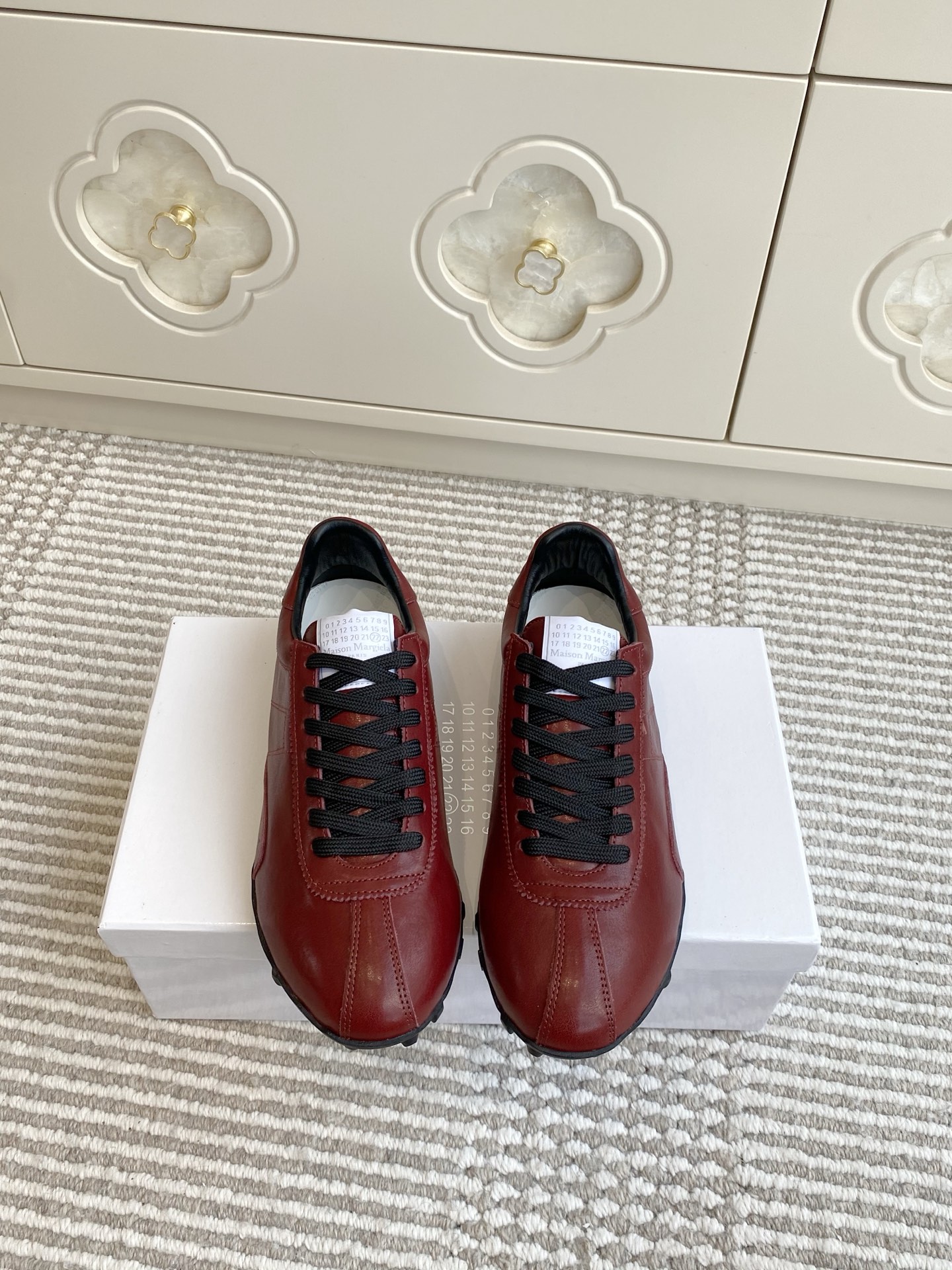 NO:561718,Batch Maison Margiel* 25 | MM6 · Margiela · New sneakers for couples · Retro virtue shoes A 'tacit understanding item' for couples to go out in autumn and winter. Imported soft cowhide leather uppers show texture. The red and black colors are eye-catching and not exaggerated. The lace-up design makes casual wear more layered. Whether it is a date, shopping or daily commuting, wearing it can not only show your taste, but also quietly show off your exclusive tacit understanding. size35-45, casual shoes/sports shoes, masion  margiela,masion margiela,sneakers,cowhide19860909批 Maison Margiel* 25 ｜MM6·马吉拉·新品情侣款运动鞋·复古德训鞋 秋冬情侣出街的“默契单品” 进口植柔牛皮鞋面显质感 红黑两色吸睛不夸张 系带设计让休闲装更有层次 无论是约会逛街还是日常通勤 穿上它既能彰显品味 又能悄悄秀出专属默契 size35-45,休闲鞋/运动鞋,masion margiela,masion margiela,sneakers,cowhide,Women's Shoes