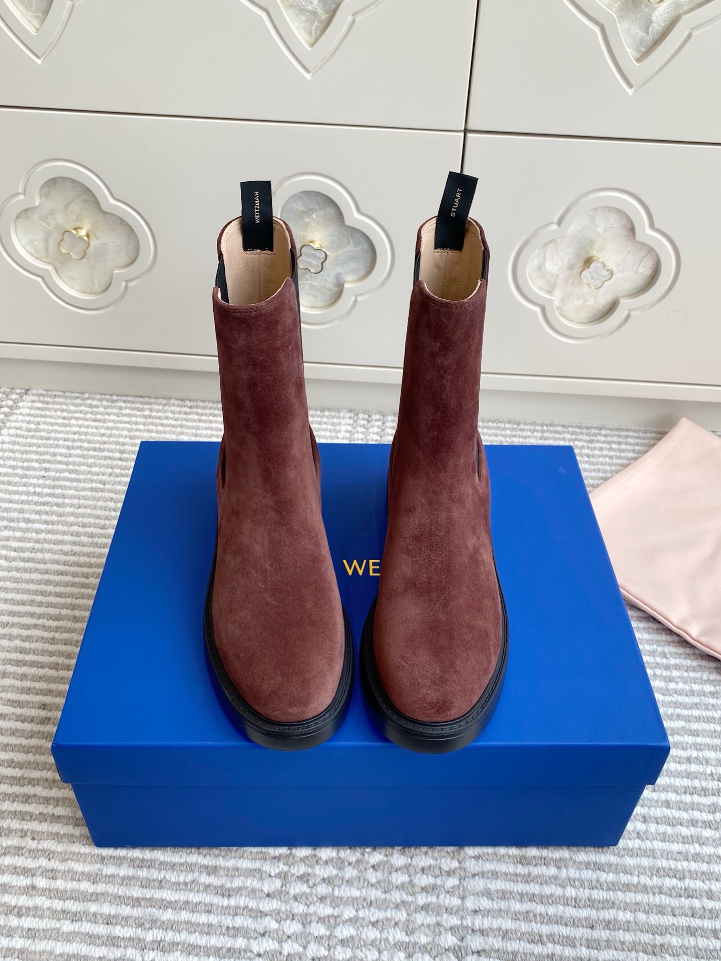 NO:564134,Suede cowhide original factory grade Stuart Weitzma* SW Chelsea boots are available in black glossy leather and brown-red suede. The glossy leather has a delicate and shiny texture, while the suede material presents a unique suede texture. The styles are respectively classic and capable and retro warmth.  Classic Chelsea boot style, round toe design fits the contour of the foot, comfortable to wear; low thick heel design takes into account comfort and stability, suitable for daily long-term walking. Elastic sock opening design is easy to put on and take off, and can fit the leg line. Material: cowhide/cow suede, lining sheepskin, outsole, IP foam sole, size 35-40 (40 customized, non-refundable), boots, stuart weitzman, boots, cowhide, sheepskin, chamois leather19860909批绒面 牛皮 原厂级 Stuart Weitzma* SW 切尔西靴短靴 有黑色光面皮革和棕红色麂皮两种材质选择,光面皮革质感细腻且富有光泽,麂皮材质则呈现出独特的绒面纹理,风格分别偏向经典干练与复古温暖. 经典切尔西靴款式,圆头设计贴合脚部轮廓,穿着舒适；低粗跟设计兼顾了舒适性与稳定性,适合日常长时间行走.弹性袜口设计方便穿脱,同时能贴合腿部线条. 材质牛皮/牛反绒 内里羊皮 大底IP发泡底 size35-40（40定制不退换）,靴子,stuart weitzman,boots,cowhide,sheepskin,chamois leather,Women's Shoes