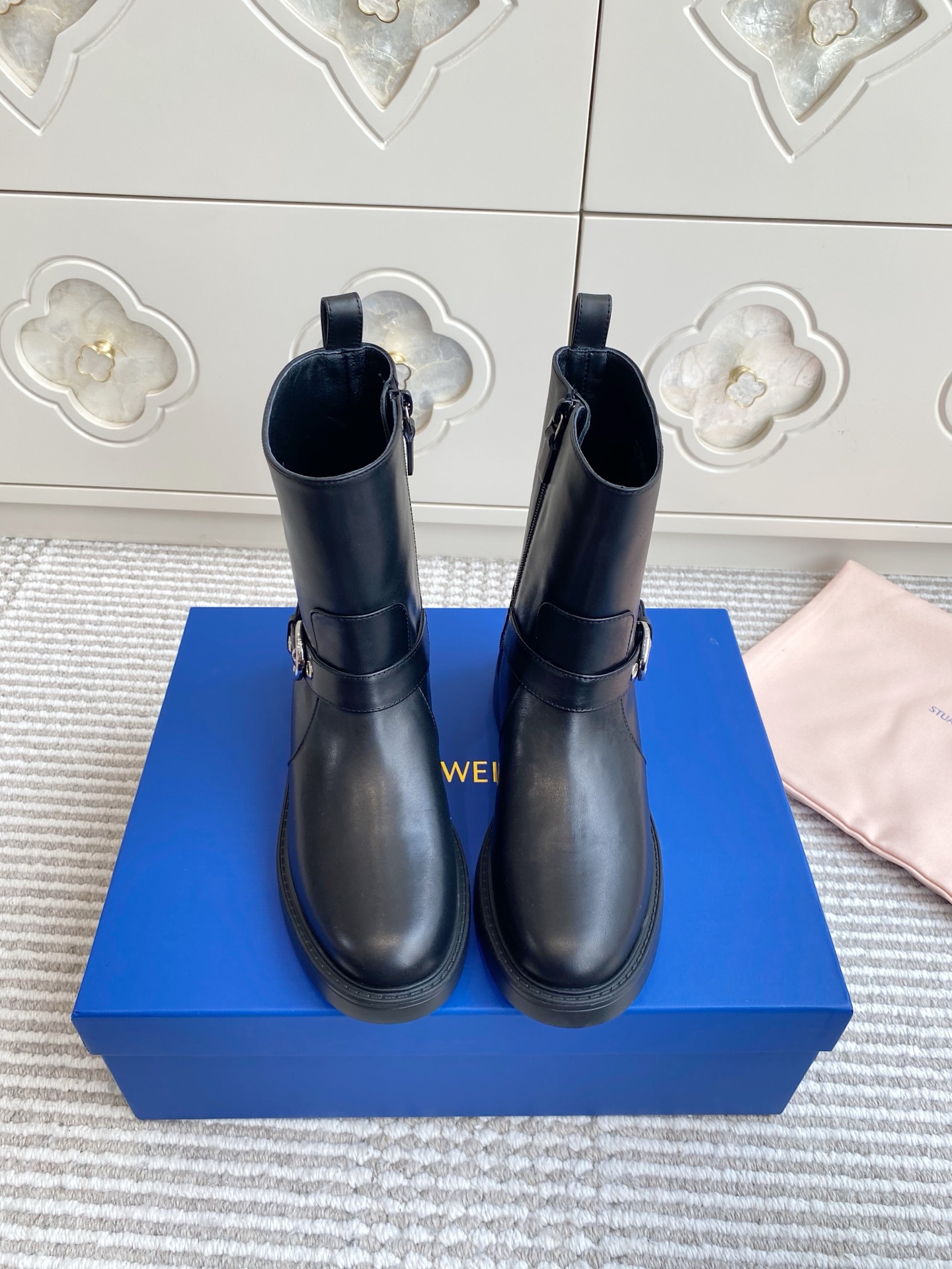 NO:564147,Piniujing cowhide purchasing agent grade SW25 retro thick-soled round-toe short boots. The shoe body has a belt design with a metal buckle, which adds punk and retro style elements. It is equipped with side zippers for easy putting on and taking off. It adopts a thick-soled thick heel, which not only increases the height, but also ensures the stability of walking. The style tends to be a combination of retro motorcycle style and casual style.  Pair it with khaki or brown skirts and A-line skirts, and tops with sweaters or sweaters of the same color to create a retro and gentle autumn and winter look; it can also be paired with black tights and a gray coat for tops to show a retro and high-end style. Upper cow suede/cowhide, lining sheepskin, outsole IP foam outsole Size 35-40 (customized for 40, non-refundable), boots, stuart   weitzman,boots,skirts,sweaters,cowhide,sheepskin19860909批牛京 牛皮 代购级 SW25 复古厚底圆头短靴 鞋身带有金属扣饰的皮带设计,增添了朋克与复古的风格元素；配备侧边拉链,穿脱方便；采用厚底粗跟,在提升身高的同时,保证了行走的稳定性,风格偏向于复古机车风与休闲风的结合. 与卡其色或棕色系的半身裙、A字裙搭配,上衣搭配同色系的毛衣或针织衫,营造复古温柔的秋冬穿搭；也可与黑色紧身裤搭配,上衣选择灰色大衣,展现复古与高级感并存的风格. 鞋面牛反绒/牛皮 内里羊皮 大底IP发泡大底 Size35-40（40定制不退换）,靴子,stuart weitzman,boots,skirts,sweaters,cowhide,sheepskin,Women's Shoes