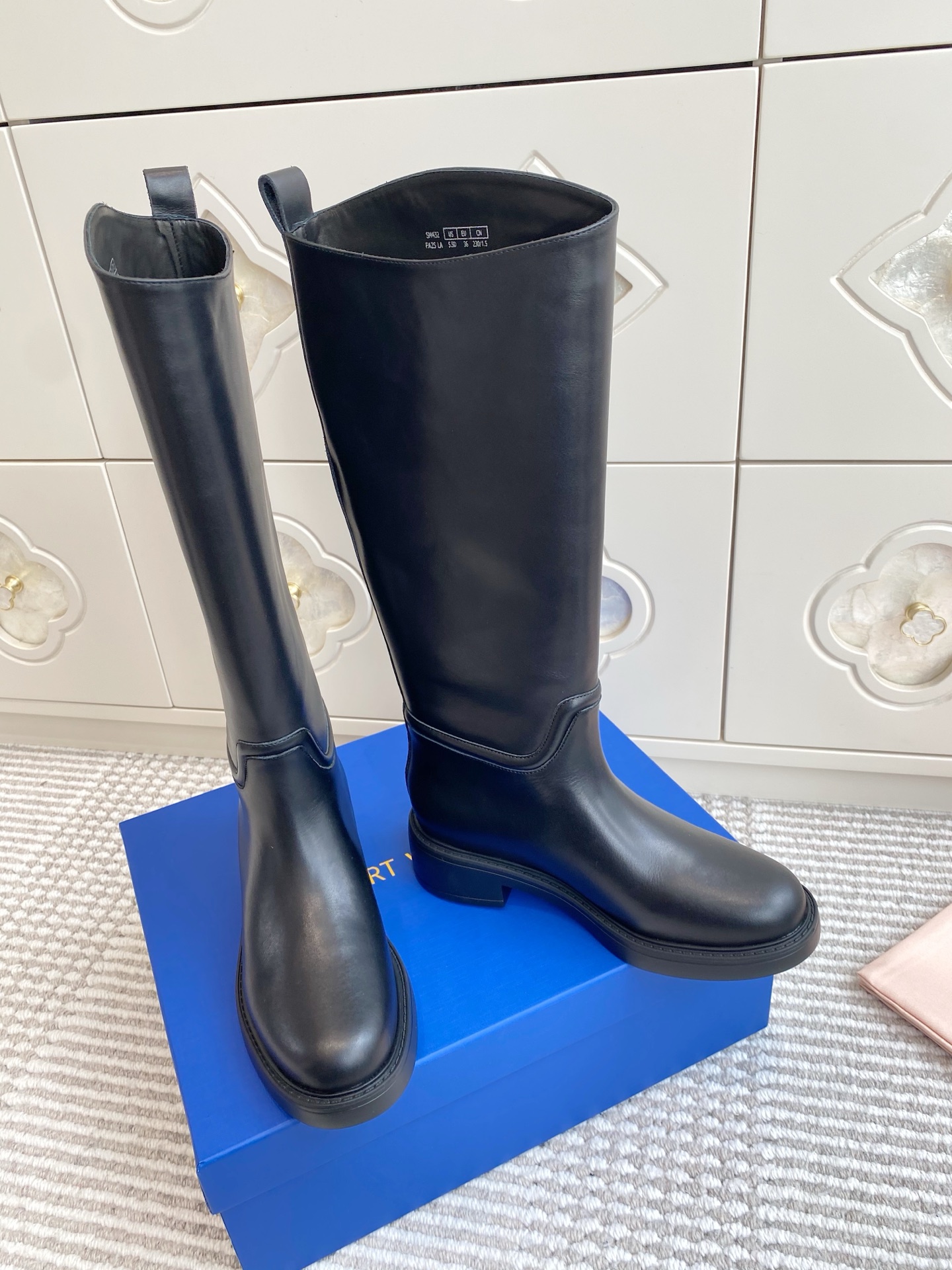 NO:564158,Purchasing agent Stuart Weitzma* SW·5050 round-toe long knight boots are made of smooth leather material with fine texture and luster. They are available in two classic tones of dark brown and black. The style is versatile and can highlight the sense of quality. The round-toe style fits the contour of the foot, is comfortable to wear and shows the round shape of the foot; the heel is designed with a low thick heel, which not only ensures comfort, but also adds a sense of stability. The detailed design of the boot shaft is unique, which enhances the recognition of the shoe.  Material: cowhide, sheepskin lining, outsole, IP foam sole, size 35-40 (40 customized, non-refundable), boots, stuart weitzman, boots, cowhide, sheepskin19860909批 代购级StuartWeitzma* SW·5050圆头长筒骑士靴 采用光滑的皮革材质,质感细腻且富有光泽感,有深棕色和黑色两种经典色调,风格百搭且能凸显品质感. 圆头款式贴合脚部轮廓,穿着舒适且显脚型圆润；鞋跟为低粗跟设计,在保证舒适度的同时,也增添了一丝稳重感.靴筒处的细节设计独特,提升了鞋子的辨识度. 材质牛皮 内里羊皮 大底IP发泡底 size35-40（40定制不退换）,靴子,stuart weitzman,boots,cowhide,sheepskin,Women's Shoes