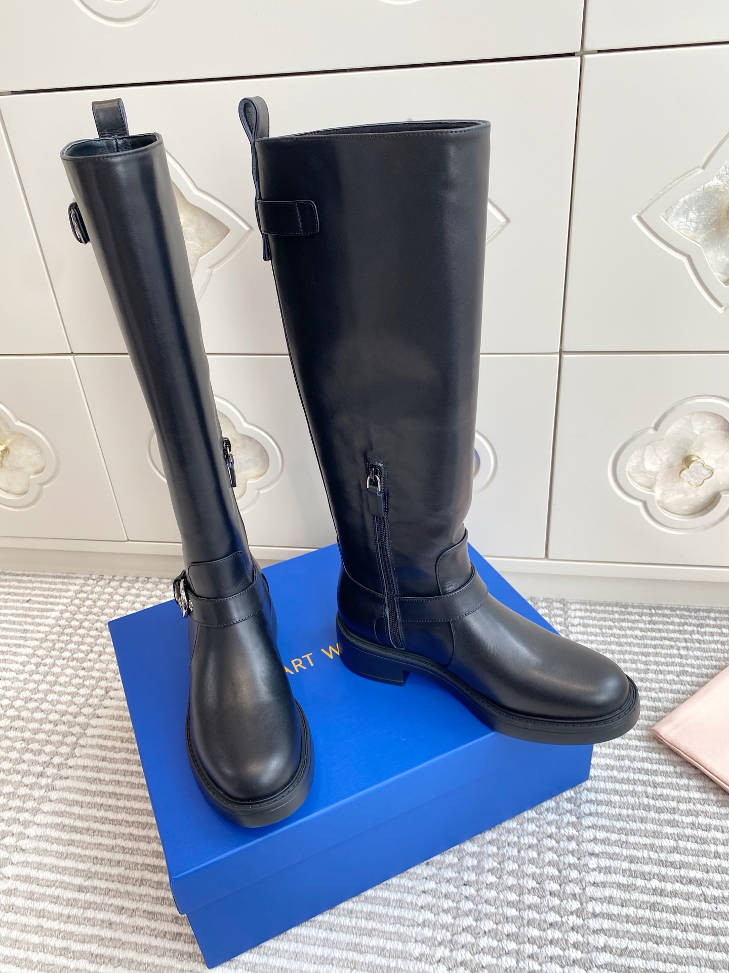 NO:564180,Batch Purchasing Agent StuartWeitzma* SW5050 Round Toe Rider Boots. The boots are made of smooth leather material with fine texture and luster. They are available in two classic tones of black and dark brown. They are versatile in style and full of high-end texture.  Dark brown boots paired with gray suit pants and a beige turtleneck are elegant and capable, and can enhance the sophistication and professionalism of workplace wear. Black boots paired with a plaid pleated skirt and a white shirt combine retro charm with college style, suitable for creating a youthful and fashionable look. Cowhide upper, sheepskin lining, outsole, IP foam sole, size 35-40 (customized for 40, non-refundable), boots, stuart  weitzman,boots,skirts,sweaters,shirts,business suit,cowhide,sheepskin19860909批 代购级StuartWeitzma* SW5050圆头长筒骑士靴·长靴 采用光滑的皮革材质,质感细腻且富有光泽,呈现出黑色和深棕色两种经典色调,风格百搭且尽显高级质感. 深棕色长筒靴搭配灰色西装裤和米色高领毛衣,优雅干练,能提升职场穿搭的精致感与专业度.黑色长筒靴搭配格纹百褶裙和白色衬衫,复古韵味与学院风结合,适合打造青春时尚的造型. 鞋面牛皮 内里羊皮 大底IP发泡底 size35-40（40定制不退换）,靴子,stuart weitzman,boots,skirts,sweaters,shirts,business suit,cowhide,sheepskin,Women's Shoes