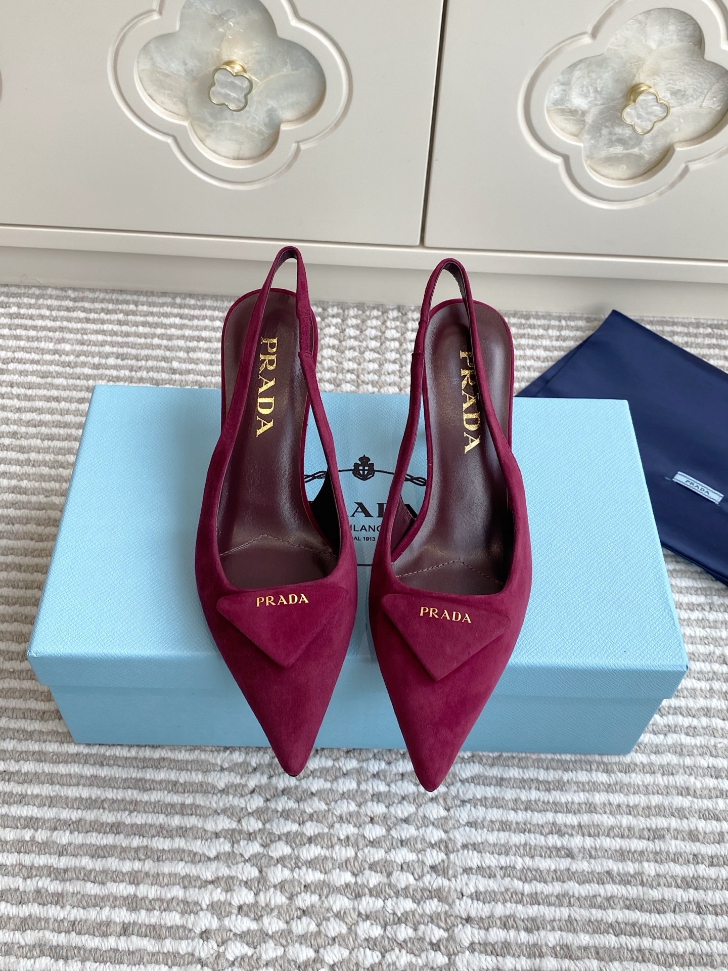 NO:564100,Batch official website new color Prada catwalk style comma heel high-heeled shoes, top quality. This high-heeled shoe is equipped with a comma heel. The shoe reinterprets Prada's past design elements and surrounds the upper with a rubber sole, creating a mixed shoe shape that combines a soft pointed silhouette and sporty elements. The upper is imported from the original open-edge beaded cowhide/sheep leather/sheepskin lining. Genuine leather outsole. Heel height 7.5cm.  size35-39 (customized on 34.40.41, non-refundable), high heels and sandals, prada, prada, sandals, high heels, cowhide, sheepskin, sheep, Leather soles19860909批 官网新色 Prada普拉达走秀款三角标逗号跟高跟鞋 顶级品质 这款高跟鞋配有逗号跟,鞋履重释Prada往昔的设计元素,用橡胶鞋底环绕鞋面,营造出融柔美的尖头廓形和运动元素于一身的混搭鞋型. 鞋面进口原版开边珠牛皮/羊京/羊皮内里 真皮大底 跟高7.5cm size35-39（34.40.41定制不退换）,高跟鞋凉鞋,prada,prada,sandals,high heels,cowhide,sheepskin,sheep,Leather soles,Women's Shoes