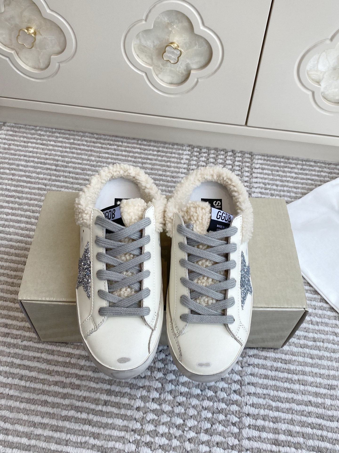 NO:564138,Batch GGDB ·Fashionable warm-keeping artifact·Wool mules slippers·Half-slip dirty shoes GGDBdb versatile two-wear casual shoes pursue 'perfect imperfection' and the brand's iconic lived-in  The traces of time, sun-dry processing and unique stars are the perfect combination of Italian handcraftsmanship and classic appearance. It is not only easy to wear and highly recognizable, but also expresses a true and free attitude. It does not deliberately pursue spotlessness, and the traces of casualness are more comfortable and comfortable. material Material Upper wool/calf leather Lining wool/calf leather Outsole Open molded outsole  Size women's 35-40 (40.41 customized, non-refundable and non-exchangeable), casual shoes/sports shoes and slippers, sneakers, slippers, cowhide19860909批 GGDB ·时髦精的保暖神器·羊毛穆勒拖鞋·半拖小脏鞋 GGDBdb 百搭两穿休闲鞋 追求“完美的不完美”、品牌标志性的lived-in 岁月留痕,做|日处理和独特的星星,是意大利手作工艺与经典外观的完美结合,不仅好穿辨识度高,表达了一种真实自由的态度,不刻意去追求一尘不染,随性不羁的痕迹反而更舒适自在 material 材质 鞋面羊毛/小牛皮 内里羊毛/小牛皮 大底开模大底 码数女35-40(40.41定制不退不换),休闲鞋/运动鞋拖鞋,sneakers,slippers,cowhide,Women's Shoes