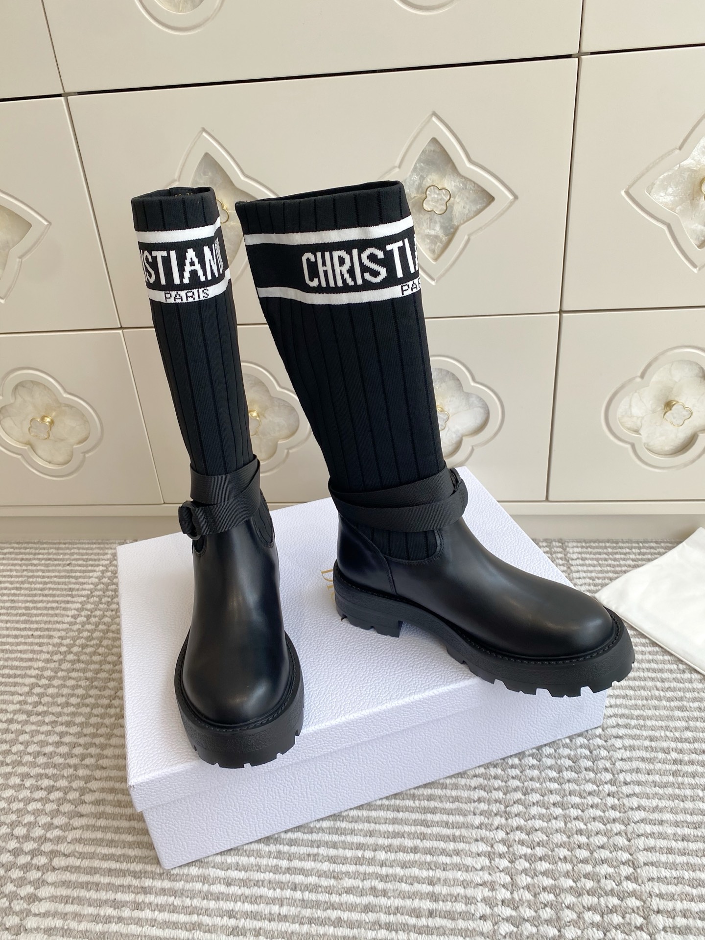 NO:645634,Batch Dio* 25ss sock boot style stretch fly knit short boots and boots. The shoe body combines leather soles and knitted socks. The leather part is stiff and stylish, while the knitted socks add softness and elasticity, making it both handsome and comfortable. The eye-catching 'CHRISTIAN DIOR PARIS' white letter webbing is printed on the top of the socks to strengthen brand recognition and become the visual focus of the look.  The boots are equipped with buckle straps, which not only improves practicality, but also adds tough details of workwear style to the whole; the thick-soled design has both a heightening effect and a retro texture. This boot is highly versatile and can be flexibly combined with clothing and accessories according to different style needs, easily adapting to various scenes such as daily outings, parties or light workplaces. Upper cowhide/stretch socks Lining cowhide leather outsole Original molded outsole  size 35-40 (customization of size 41 is non-refundable), boots, dior, boots, cowhide19860909批 Dio* 25ss 袜靴款弹力飞织短靴·长筒靴 鞋身结合了皮革靴底与针织袜筒,皮革部分挺括有型,针织袜筒则增添柔软弹性,兼具帅气与舒适感.袜筒上方印有醒目的“CHRISTIAN DIOR PARIS”白色字母织带,强化品牌辨识度,成为造型的视觉焦点. 靴身配有搭扣式绑带,既提升实用性,又为整体增添工装风的硬朗细节；厚底设计则兼具增高效果与复古质感.这款靴款的百搭性较强,可根据不同风格需求,灵活组合服饰与配饰,轻松适配日常出街、派对或轻职场等多种场景. 鞋面牛皮/弹力袜 内里牛皮 大底原版开模大底 size35-40码（41码定制不退换）,靴子,dior,boots,cowhide,Women's Shoes