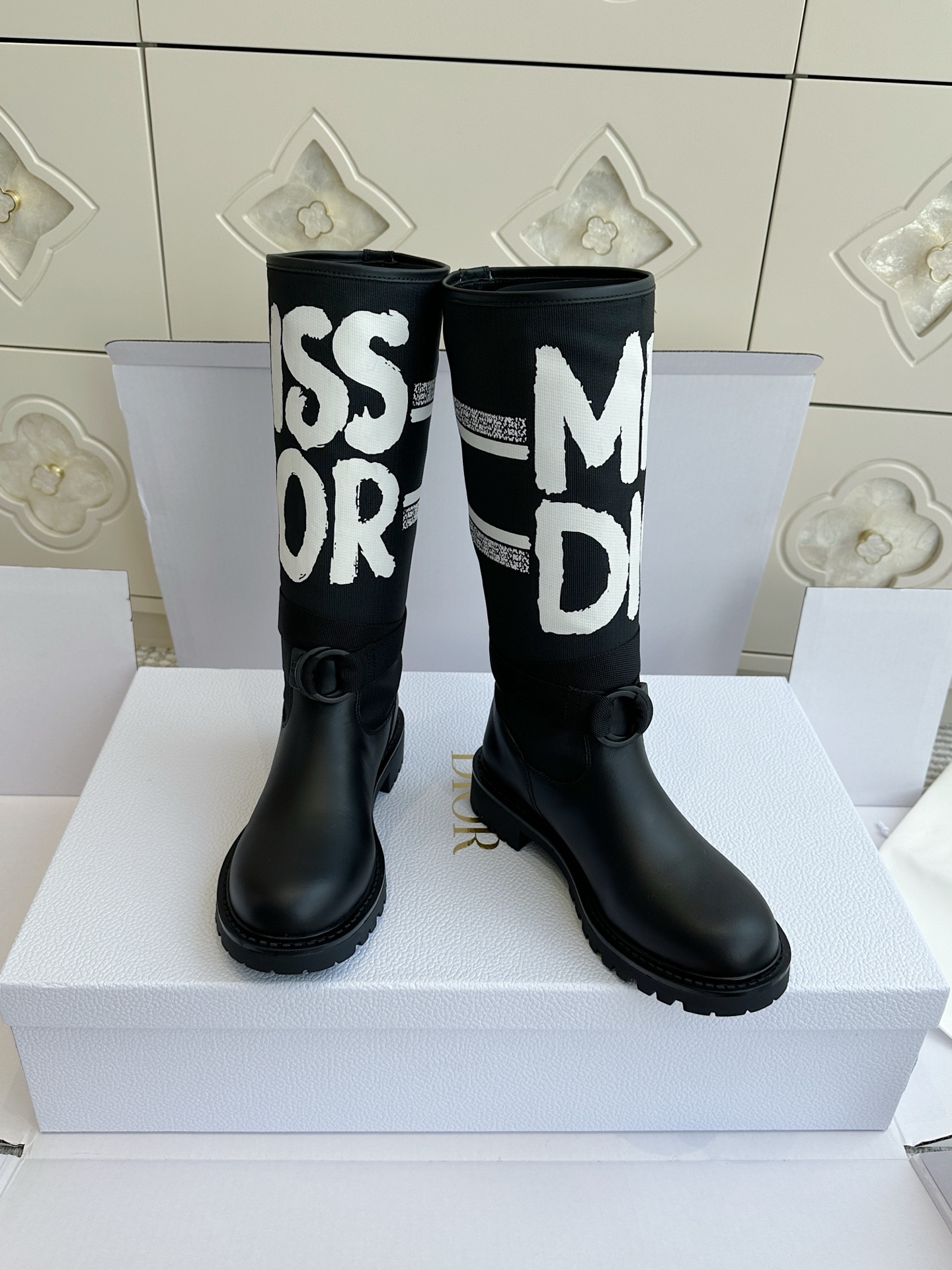 NO:645797,Batch (original box packaging) Purchasing level Dior·Autumn and winter haute couture - limited knight boots Miss Dior's latest knight boots. The handsome boots have a unique design to create an eye-catching appearance and can be easily put on and taken off. The lorn motorcycle style boots are really cool and they are as good-looking as ever and show off your slim legs. A must-have for outfits. The upper part is made of imported calfskin + electric embroidered fly woven fabric. The lining is made of dyed sheepskin stitching design. The cut is casual, fashionable and simple and versatile.  ZP private model customized TPU imported outsole Size35～39 (customized 40/41/42), boots, dior, boots, cowhide, sheepskin19860909批（原版盒包装） 代购级别Dior·秋冬高定-限定骑士长靴 Miss Dior最新骑士靴 帅气靴子采用别具一格的设计打造醒目的外观,可轻松穿脱,lorn机车风格的靴子真的太酷啦还是一如既往的好看很显腿细 穿搭必备 鞋面部采用进口小牛皮+电绣飞织布 内里是透染羊皮拼接设计剪裁上脚休闲时尚又简单百搭 ZP私模定制TPU进口大底 Size35～39（40/41/42定做）,靴子,dior,boots,cowhide,sheepskin,Women's Shoes