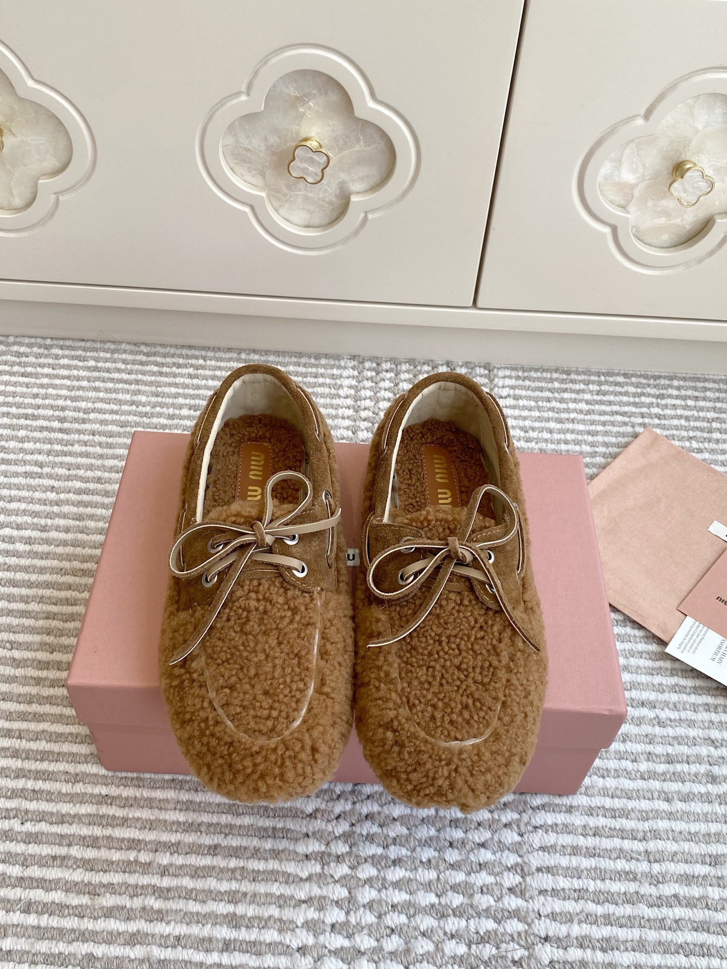 NO:645569,Batch miumiu · 2025 ｜ New lamb wool loafers for autumn and winter New Miu wool loafers Re-create classic loafers with a more retro style The new model is made of fur to show the elegant retro temperament It also has the relaxed and casual sex of old money Exquisite details embellish the overall design Low-key and unique style size35-39 (40 customizations are not returnable), fur shoes, miumiu, loafers19860909批 miumiu·2025 ｜ 秋冬新品羊羔毛乐福鞋 新品Miu 羊毛乐福鞋 以更复古的造型重新打造经典乐福鞋 新款采用皮毛一体制成彰显优雅复古气质 更是带有老钱的松弛随性感 精致细节点缀整体设计 低调又别具风格 size35-39（40定制不退换）,毛毛鞋,miumiu,loafers,Women's Shoes