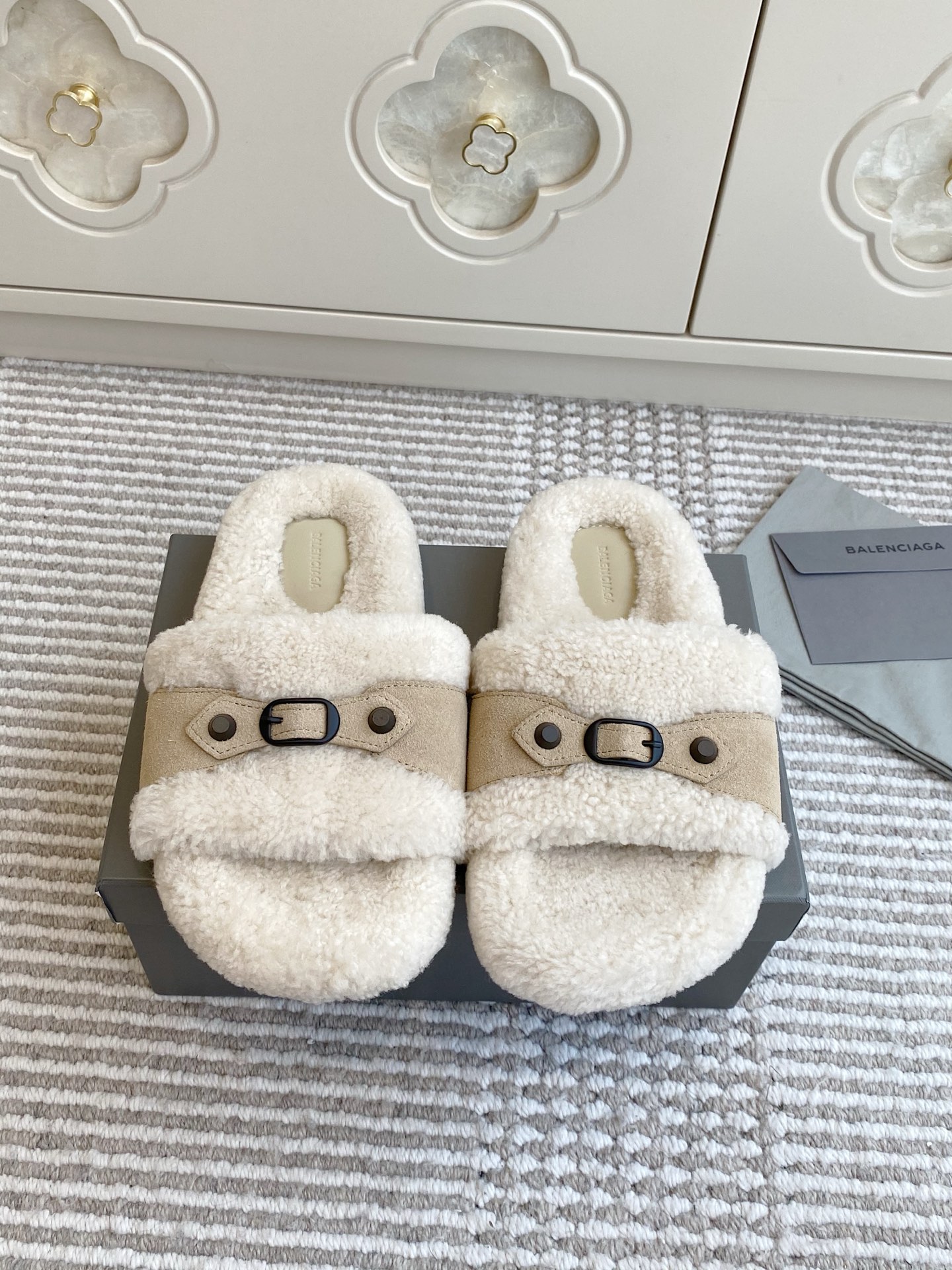 NO:645787,Batch purchase-grade Balenciaga·Balenciaga·Thick-soled Teddy fur slippers!  Balenciaga's furry mules, with white lamb wool + leather splicing and metal buckles, are very recognizable. The open design is super warm and fashionable for autumn and winter wear, comfortable and luxurious, and can be easily used for daily leisure. Balenciaga has always been a high-end texture and a popular item in the fashion circle. I really recommend it!  Lamb wool + nubuck leather upper, lamb wool for feet, original molded rubber sole size; 35/41 (customized for 40.41), fur shoes and slippers, balenciaga, balenciaga, slippers19860909批 代购级Balenciaga·巴黎世家·厚底泰迪毛毛拖鞋！ 巴黎世家这款毛毛穆勒鞋,白色羊羔毛+皮革拼接,金属扣饰超有辨识度.开放式设计,秋冬穿超保暖又时髦,舒适又奢华,日常休闲都能轻松驾驭.巴黎世家一贯的高端质感,时尚圈爆款单品,真的很推荐！ 鞋面羊羔毛+磨砂皮拼接 垫脚羊羔毛 原版开模橡胶底 size；35/41（40.41订做）,毛毛鞋拖鞋,balenciaga,balenciaga,slippers,Women's Shoes