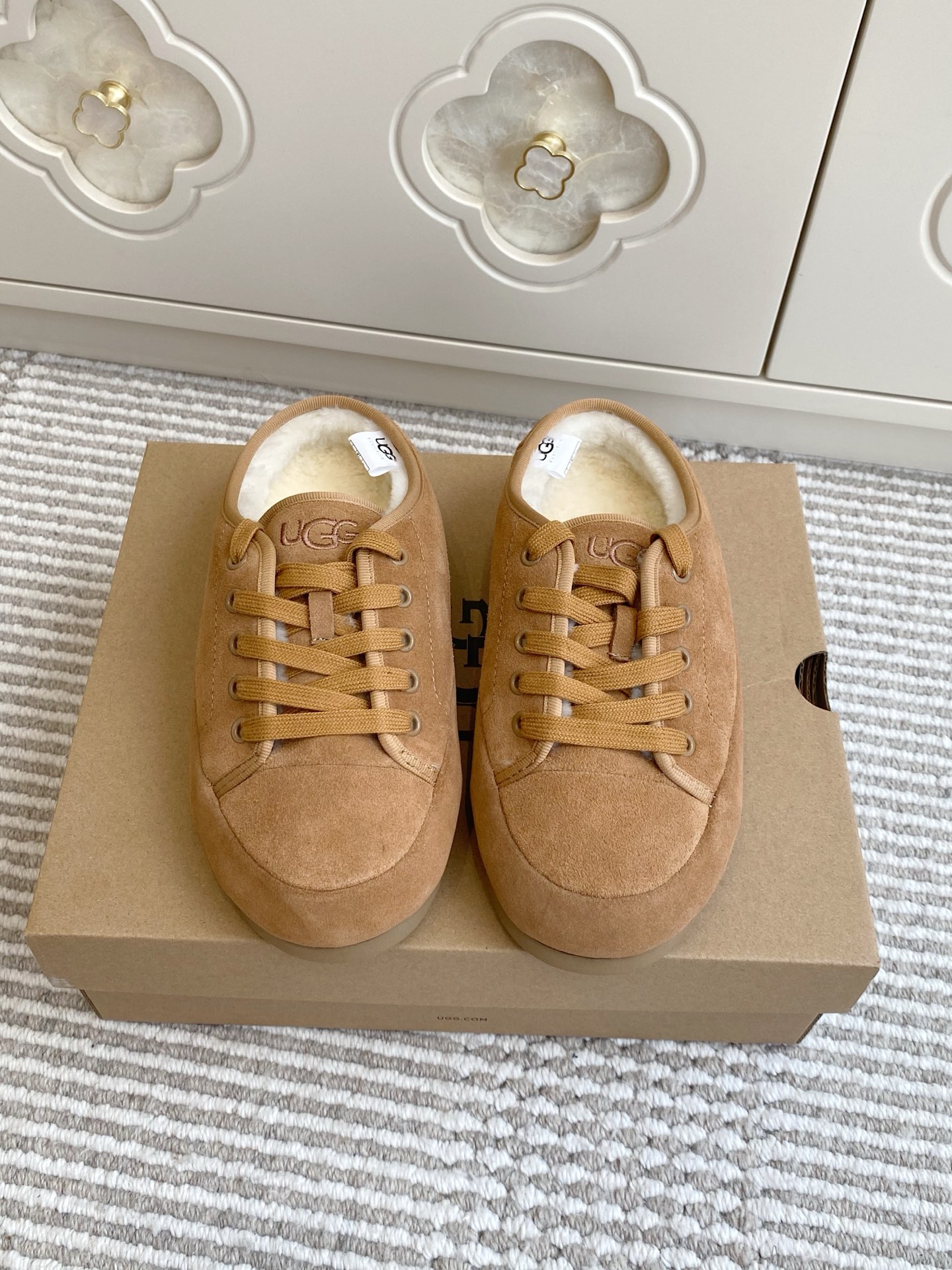 NO:645775,Batch UGG·New teddy lamb wool lace-up fur moral training shoes. This winter's hottest style has to be this one. The thick-soled design increases the height of the breasts and can be easily managed by small sisters. The lamb wool lining is soft and fufu. Wearing it is like walking on clouds. Cow suede is paired with Australian merino wool/original molded outsole. Size 35 - 40, semi-slip fur shoes19860909批 UGG·新款泰迪羊羔毛系带毛毛德训鞋 今年冬季王炸款非它莫属 厚底设计悄咪咪增高 小个子姐妹也能轻松驾驭 羊羔毛内里软fufu的 穿上就像踩着云朵走路 牛反绒搭配澳洲美利奴羊毛/原版开模大底 size35 - 40,半拖毛毛鞋,Women's Shoes