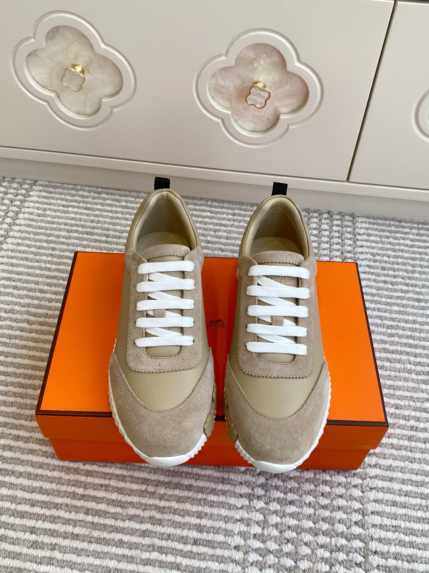 NO:645764,Batch Hermes official website Bouncing couple's style H-lace thick-soled sneakers, top quality, exquisite craftsmanship, new at the counter at the same time. Every detail of the shoes is specially thought out, quite eye-catching, and the elegant splicing elements highlight the good temperament!  The fashionable flying woven lace-up method adds a casual atmosphere, and the exquisite lines can better reflect the family-style design language. Interspersed with exquisite lines, it perfectly fits the foot shape, naturally outlines the fashionable outline, achieves a visual impact, and fully interprets a different sports style!  Fabric imported high mercerized cashmere/cow leather/breathable mesh lining, mixed sheepskin for foot pads, comfortable foot feel, IP TPU outsole, seamless combination of German technology irradiation machine, lightweight and highly elastic, non-slip and wear-resistant!  Original box packaging Size35-45, casual shoes/sports shoes, hermes, hermes, sneakers, cowhide, sheepskin19860909批 Hermes爱马仕官网Bouncing情侣款H系带厚底运动鞋 顶级品质 工艺极致,同步专柜上新.鞋子的每一个细节都特别用心,相当惹眼,雅致的拼接元素,凸显不俗的气质！ 时尚飞织系带方式,增添休闲的气息,精致的线条,无形之中能够更好体现出家族式的设计语言,穿插精致的线条,完美契合脚型,自然的勾勒出时尚的轮廓,达到视觉上的冲击效果,充分演绎不一样的运动风格！ 面料进口高丝光羊绒/牛皮/内里透气网布,垫脚混种羊皮,脚感舒适,ip tpu 大底,德国技术照射机无缝组合 轻便高弹,防滑耐磨！原盒包装 Size35-45,休闲鞋/运动鞋,hermes,hermes,sneakers,cowhide,sheepskin,Women's Shoes