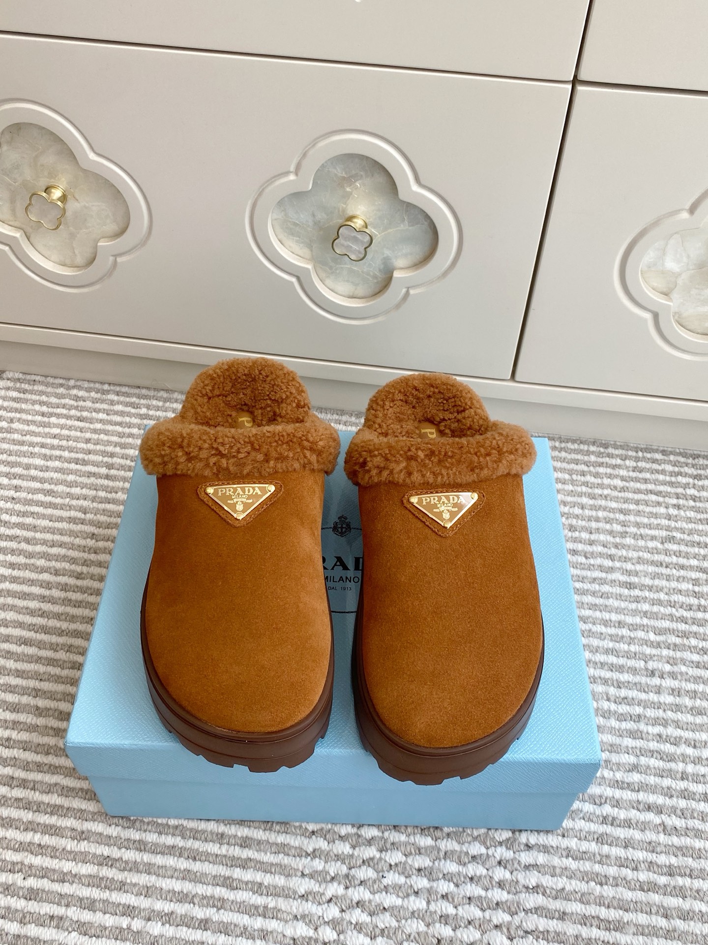 NO:645737,Batch Prada New Triangular Label Autumn and Winter Thick-Soled Mule Toe-Toe Furry Slippers Material and Technology Mercerized suede cowhide upper/original custom-made imported sheepskin integrated real wool/warmth artifact zp molded outsole size 35-39 (custom-made 40, 41 non-returnable), semi-slip furry shoes, prada, prada, slippers, cowhide, sheepskin19860909批 Prada 普拉达 新品三角标秋冬厚底穆勒包头毛毛拖鞋 材质与工艺 丝光反绒牛皮鞋面/原版定制进口羊皮毛一体 真羊毛/保暖神器 zp开模大底 size35-39（40、41定做不退换）,半拖毛毛鞋,prada,prada,slippers,cowhide,sheepskin,Women's Shoes