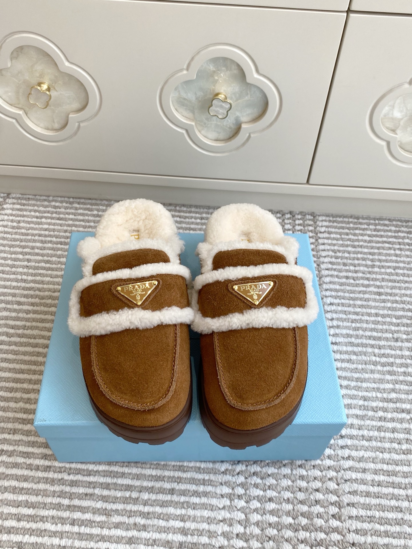 NO:645748,Batch Prada New Triangular Label Autumn and Winter Thick-Soled Mule Toe-Toe Furry Slippers Material and Technology Mercerized suede cowhide upper/original custom-made imported sheepskin integrated real wool/warmth artifact zp molded outsole size 35-39 (custom-made 40, 41 non-returnable), semi-slip furry shoes, prada, prada, slippers, cowhide, sheepskin19860909批 Prada 普拉达 新品三角标秋冬厚底穆勒包头毛毛拖鞋 材质与工艺 丝光反绒牛皮鞋面/原版定制进口羊皮毛一体 真羊毛/保暖神器 zp开模大底 size35-39（40、41定做不退换）,半拖毛毛鞋,prada,prada,slippers,cowhide,sheepskin,Women's Shoes