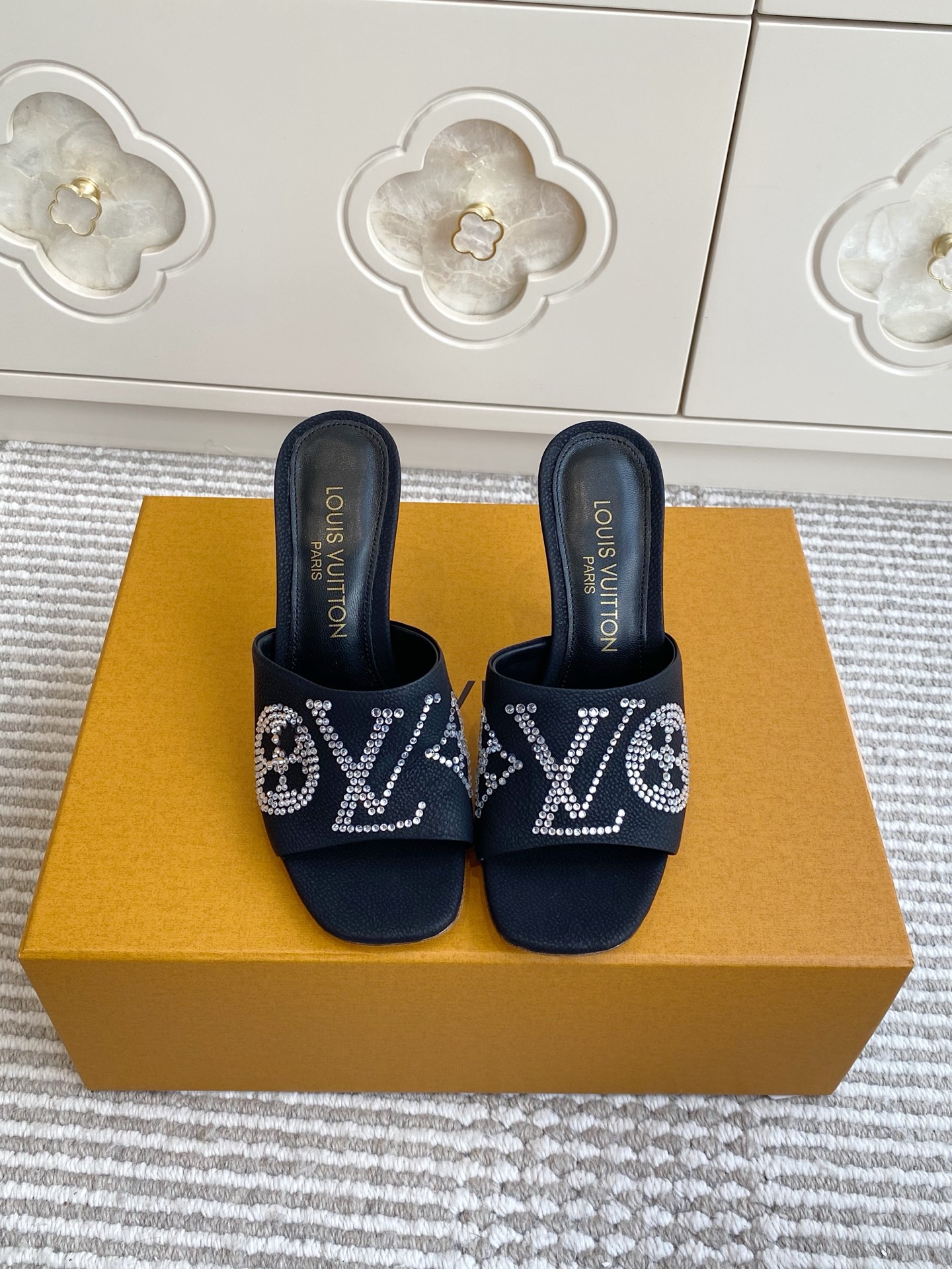 NO:645718,Batch Llujia's new Revival series·Rhinestones·Electric embroidered cat heel sandals. Top quality. This Neo Revival sandal is made of soft padded cow leather, with a Monogram pattern to create a unique fluffy effect. The curved kitten heel renews the Revival classic design, and the delicate leather outsole completes the whole. High heel 6cm Heel 10cm Upper imported cowhide/sheepskin lining Italian imported genuine leather outsole  size 35-39 (40 and 41 customized items are non-refundable), high heels and slippers, louis vuitton, louis vuitton, high heels, slippers, cowhide, sheepskin, Leather soles19860909批 L驴家新品Revival系列·水钻·电绣猫跟凉拖鞋 顶级品质 本款 Neo Revival 凉拖取材柔软加衬牛皮革,借Monogram 图案营造别致蓬松效果.弧形小猫跟焕新 Revival 经典设计,细腻皮革外底完善整体. 跟高中跟6cm 高跟10cm 鞋面进口牛皮/羊皮内里 意大利进口真皮大底 size35-39（40、41定制不退换）,高跟鞋拖鞋,louis vuitton,louis vuitton,high heels,slippers,cowhide,sheepskin,Leather soles,Women's Shoes