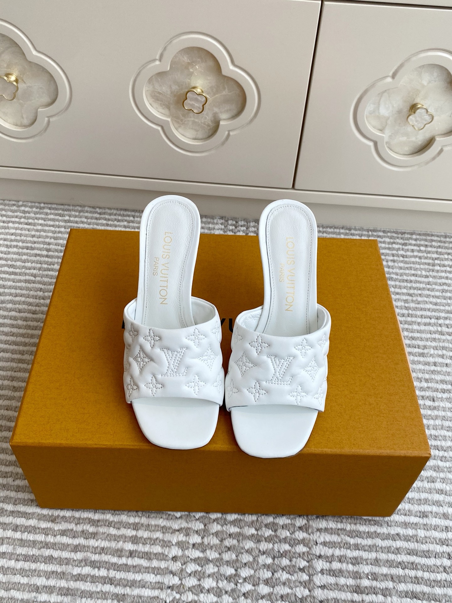 NO:645726,Batch Llujia's new Revival series·Rhinestones·Electric embroidered cat heel sandals. Top quality. This Neo Revival sandal is made of soft padded cow leather, with a Monogram pattern to create a unique fluffy effect. The curved kitten heel renews the Revival classic design, and the delicate leather outsole completes the whole. High heel 6cm Heel 10cm Upper imported cowhide/sheepskin lining Italian imported genuine leather outsole  size 35-39 (40 and 41 customized items are non-refundable), high heels and slippers, louis vuitton, louis vuitton, high heels, slippers, cowhide, sheepskin, Leather soles19860909批 L驴家新品Revival系列·水钻·电绣猫跟凉拖鞋 顶级品质 本款 Neo Revival 凉拖取材柔软加衬牛皮革,借Monogram 图案营造别致蓬松效果.弧形小猫跟焕新 Revival 经典设计,细腻皮革外底完善整体. 跟高中跟6cm 高跟10cm 鞋面进口牛皮/羊皮内里 意大利进口真皮大底 size35-39（40、41定制不退换）,高跟鞋拖鞋,louis vuitton,louis vuitton,high heels,slippers,cowhide,sheepskin,Leather soles,Women's Shoes