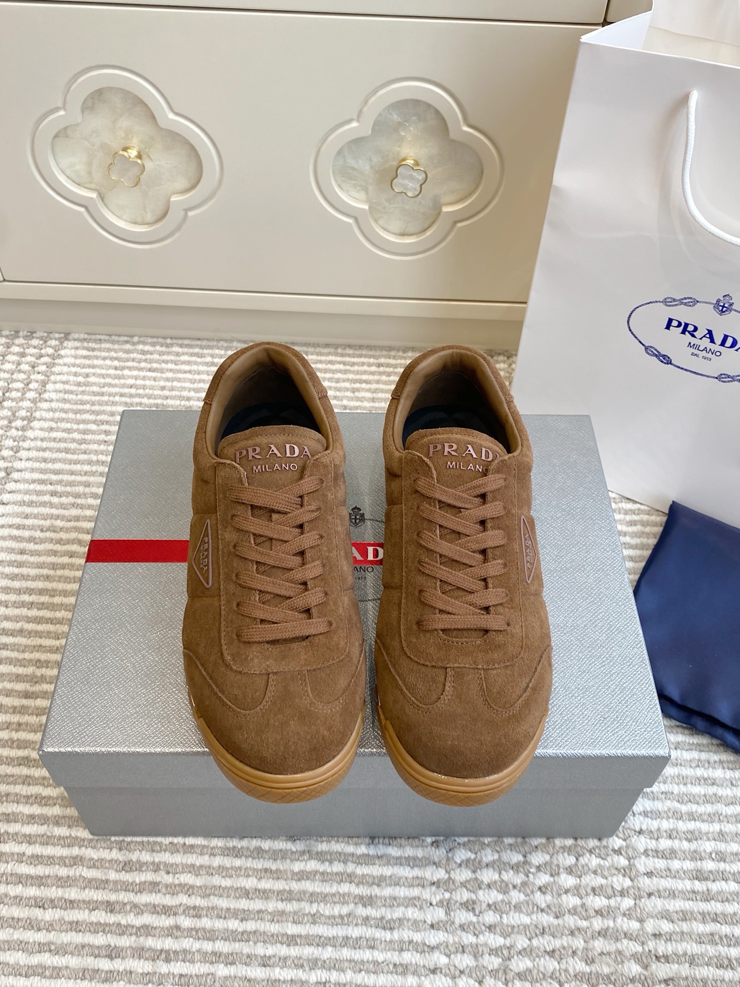 NO:645744,Batch Prada Prada Couple Style 25ss Autumn and Summer New Style Moral Shoes Casual Sports Shoes Seikoly manufactured Even stitching Leather texture can be seen at a glance Multi-color splicing Fashionable and generous Soft, comfortable and breathable Decorated with PRADA letter logo on the outside Matching fabric lining Silvered logo cowhide foot pads Matched with P family's exclusive rubber outsole Finely crafted details Versatile for travel The upper is made of original imported cowhide/mercerized cow suede  Sheepskin lining, original customized rubber outsole, size 35-45 (40 for women, 45 for men, custom-made), casual shoes/sports shoes, prada, prada, sneakers, cowhide, sheepskin19860909批 Prada 普拉达·情侣款 25ss秋夏新款 德训鞋·休闲运动鞋 精工制造 缝线均匀 皮质质感一览无余 多色拼接 时尚大方 柔软舒适透气 外侧饰有PRADA字母徽标 搭配织物内里 烫银logo牛皮脚垫 搭配P家专属橡胶大底 细节精工细作 出行百搭佳品 鞋面采用原版进口牛皮/丝光牛反绒 内里垫脚羊皮 原版定制橡胶大底 码数35-45（女40 男45定做）,休闲鞋/运动鞋,prada,prada,sneakers,cowhide,sheepskin,Women's Shoes