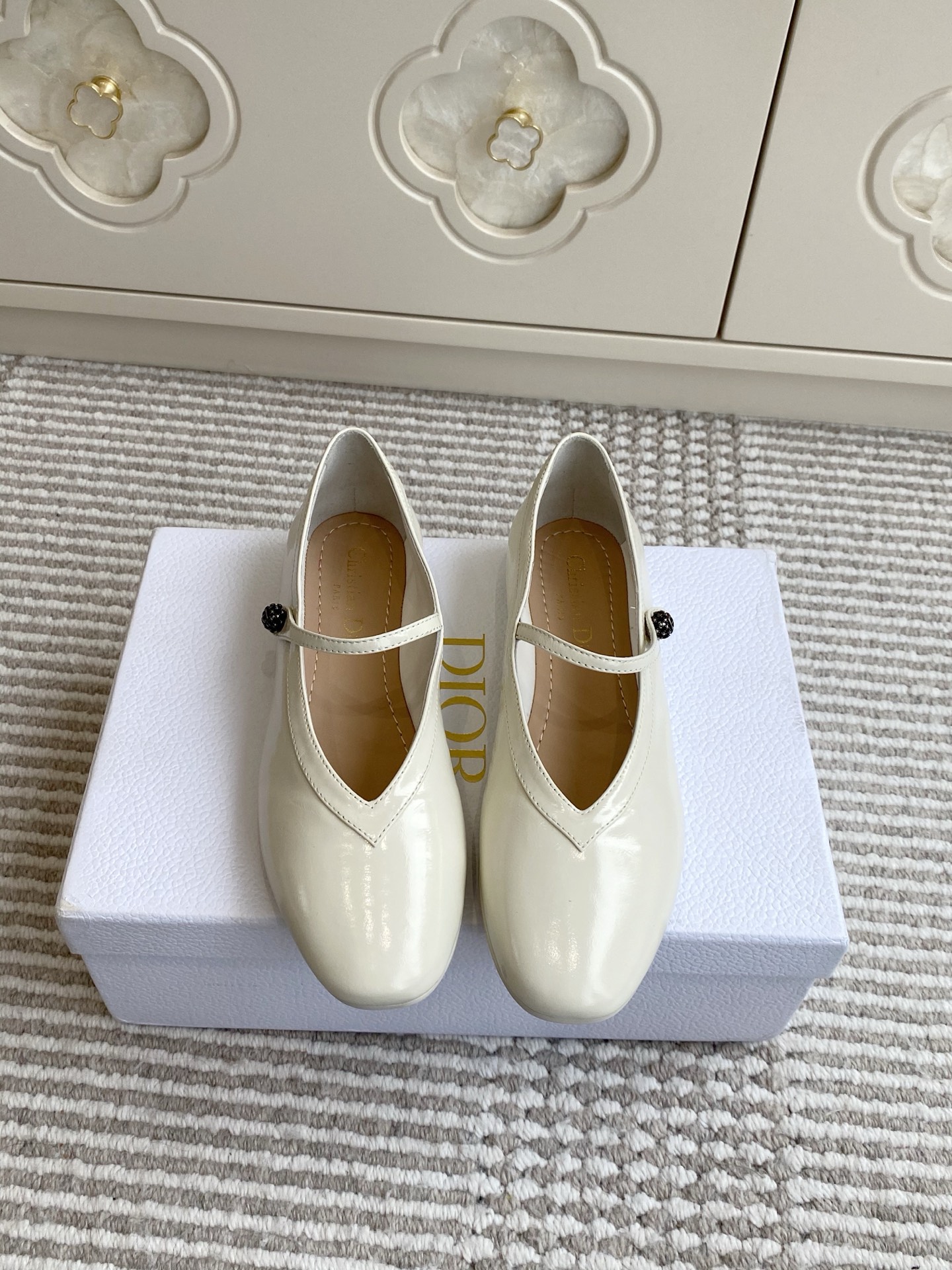 NO:645734,Batch purchasing agent Dio* 25ss flat-soled Mary Jane shoes. They adopt the classic Mary Jane shoe shape. The V-shaped cutout design on the upper adds a sense of retro elegance. It is matched with a one-word buckle, which is both retro and exquisite. Available in patent leather, velvet and other materials. The patent leather model has a strong luster and is full of luxury; the velvet model has a soft texture and a stronger retro charm. 'Christian' is printed on the inside of the shoe.  Dior' brand logo and the decorative details on the buckle also reflect the brand's exquisite craftsmanship and highlight the brand's identity. Cowhide upper, cowhide lining, outsole, original molded outsole, size 35-41 (40/41 custom-made, non-returnable), single shoes Mary Jane, dior, mary jane, cowhide19860909批 代购级Dio* 25ss平底玛丽珍单鞋 采用经典玛丽珍鞋型,鞋面的V型切口设计增添了复古优雅感,搭配一字式扣带,既复古又不失精致细节. 有漆皮、丝绒等多种材质可选,漆皮款光泽感强,尽显奢华；丝绒款质感柔软,复古韵味更浓.鞋内印有“Christian Dior”品牌标识,扣带处的装饰细节也体现了品牌的精致工艺,彰显品牌身份. 鞋面牛皮 内里牛皮 大底原版开模大底 size35-41码（40/41定做不退换）,单鞋玛丽珍,dior,mary jane,cowhide,Women's Shoes