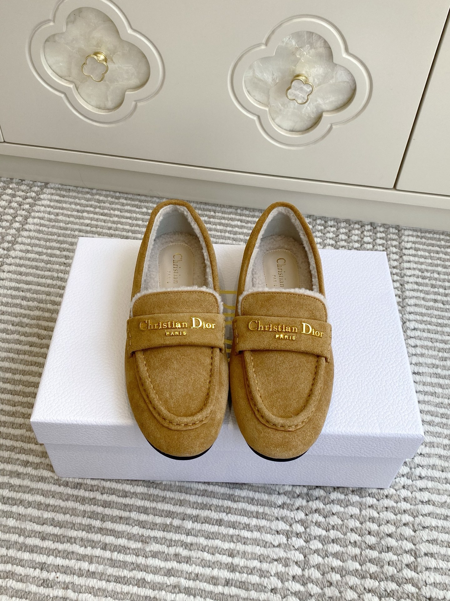 NO:645725,Batch purchasing agent Dio* new woolen loafers. The upper is made of suede material, which is soft to the touch and has a retro texture. Plush design is added to the mouth and lining of the shoe, which not only improves warmth but also adds a gentle atmosphere. The body of the shoe is decorated with a golden 'Christian Dior PARIS' metal logo, highlighting the brand recognition and light luxury.  Continuing the convenient 'one-on-one' style of loafers, it has both a casual feel and an elegant temperament; the low-cut, round-toe design is suitable for a variety of foot types, comfortable and neat. Pair with straight jeans, light-colored casual pants or knitted wide-leg pants. Cow suede upper, sheep wool lining, genuine leather outsole, size 35-41 (40/41 custom-made, non-refundable), loafers, dior, loafers, jeans, chamois  leather,leather soles19860909批 代购级Dio* 新款加毛羊毛乐福鞋 鞋面采用反绒皮麂皮材质,触感柔软且自带复古质感；鞋口和内里加入毛绒设计,既提升保暖性,又增添温柔氛围；鞋身饰有金色“Christian Dior PARIS”金属 Logo,彰显品牌辨识度与轻奢感. 延续乐福鞋“一脚蹬”的便捷版型,兼具休闲感与优雅气质；低帮、圆头的设计,适配多种脚型,舒适又显利落.搭配直筒牛仔裤、浅色系休闲裤或针织阔腿裤. 鞋面牛反绒 内里绵羊毛 大底真皮大底 size35-41码（40/41定做不退换）,乐福鞋,dior,loafers,jeans,chamois leather,Leather soles,Women's Shoes