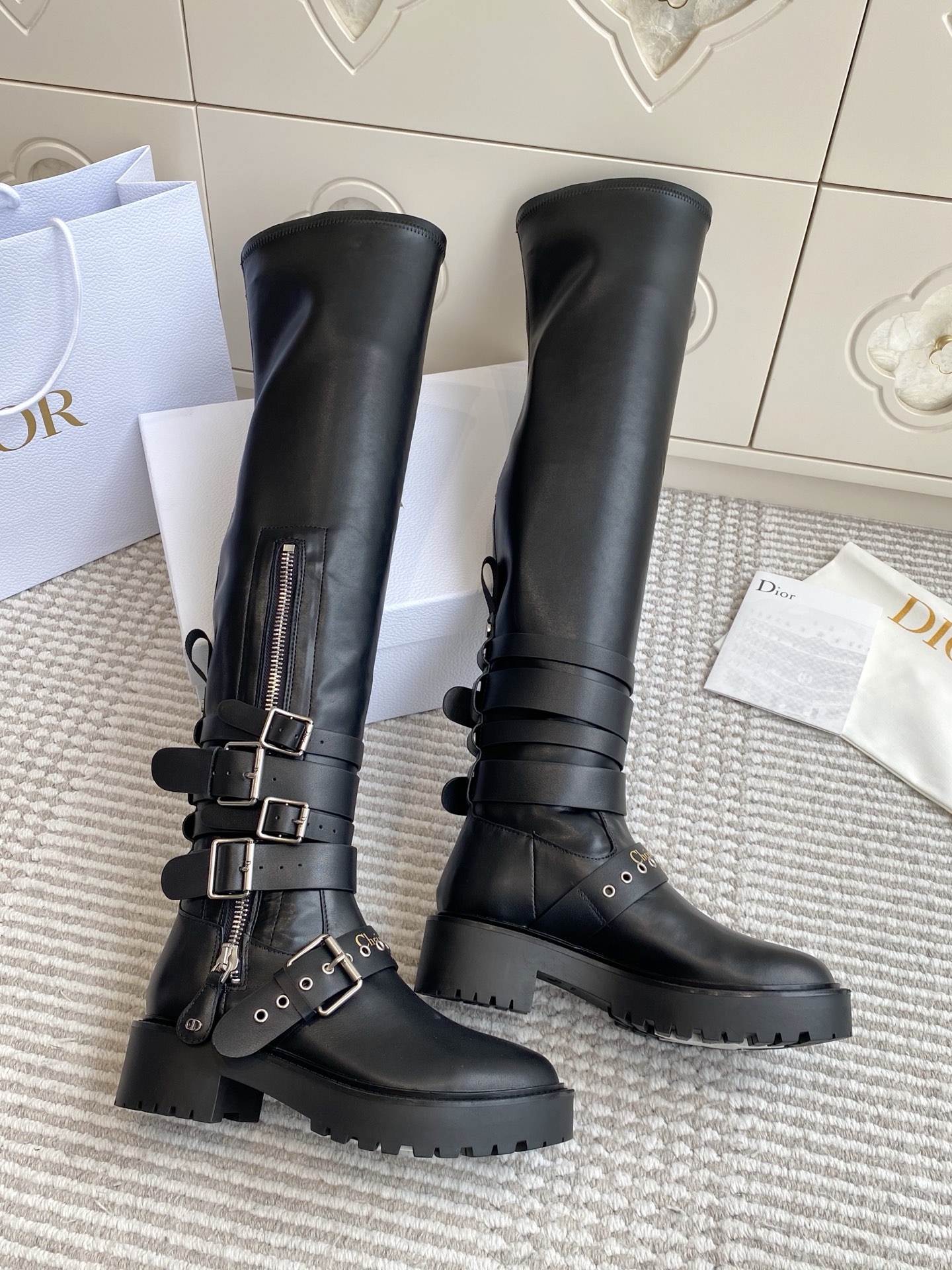 NO:645671,Knee-high, over-the-knee Dio* 25ss new punk motorcycle boots, thick-soled short boots/long boots/over-the-knee elastic boots, made of high-quality leather material, with fine and crisp texture, exquisite production technology, and high-end brand quality in every detail. There are two styles of long-tube and mid-tube. The thick-soled design not only increases the height, but also has a strong sense of retro workwear. The shoe shape is neat and has good wrapping.  The long black model can be paired with black tight leather pants, a distressed denim jacket on the upper body, and a metal necklace and chain bag to create a cool and handsome street punk look. Cowhide upper, cowhide lining, original open molded outsole, size 35-41, boots, dior, boots, jackets & coats, necklace, cowhide19860909批及膝 过膝 Dio* 25ss新款朋克机车靴 厚底短靴/长靴/过膝弹力长靴 采用优质皮革材质,质感细腻且挺括,制作工艺精湛,细节处尽显品牌高端品质.有长筒和中筒两种款式,厚底设计不仅增加了身高,还带有强烈的复古工装感,鞋型利落,包裹性好. 长筒黑色款可搭配黑色紧身皮裤,上身选择做旧牛仔夹克,再搭配金属项链和链条包,打造出街头朋克的酷帅感. 鞋面牛皮 内里牛皮 大底原版开模大底 size35-41码,靴子,dior,boots,jackets & coats,necklace,cowhide,Women's Shoes
