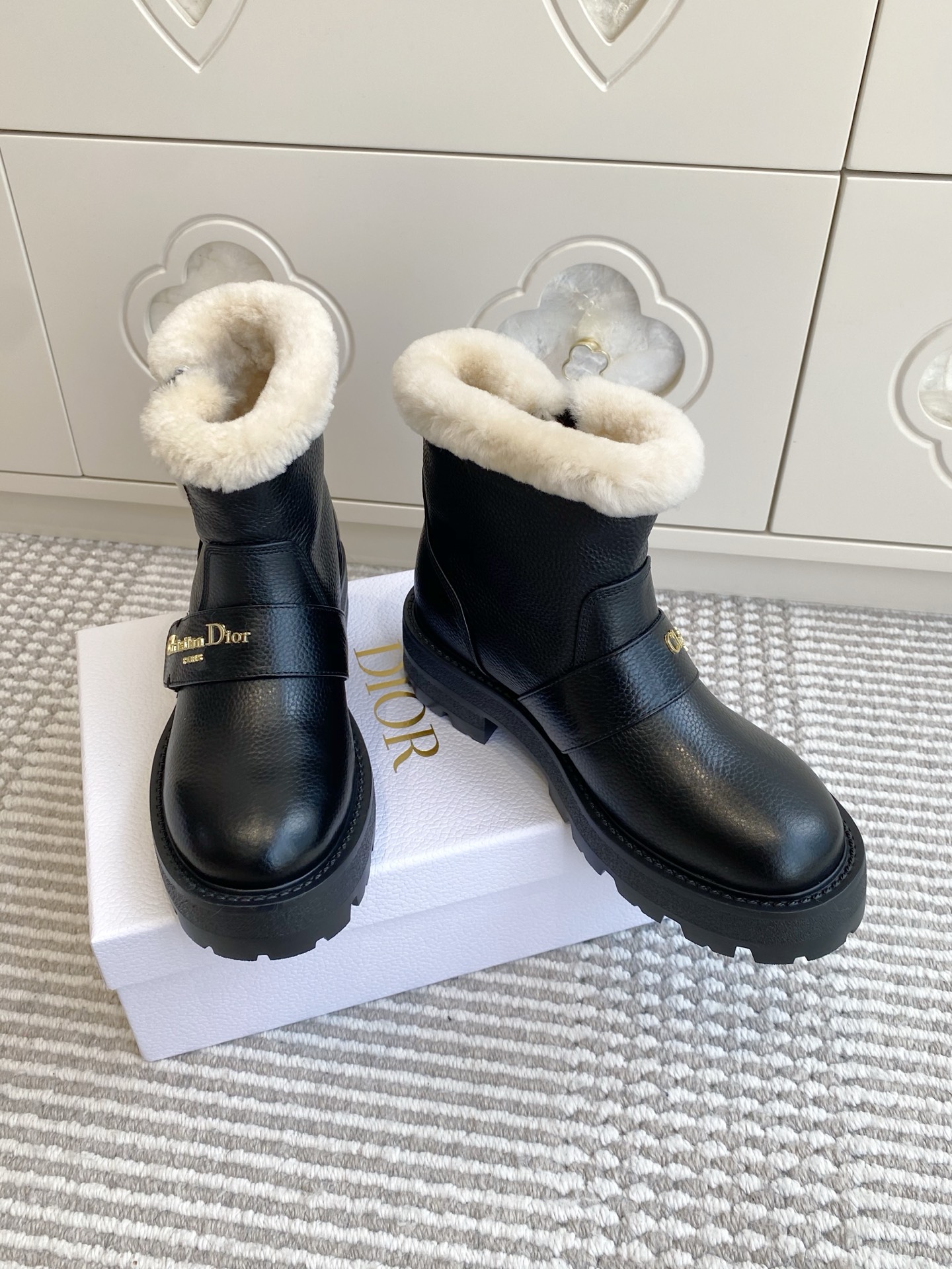 NO:645687,Batch Dio*D's new autumn and winter D-Quset motorcycle-style letter thick-soled wool short boots. Top quality. This D-Quest ankle boot is a new product in the DiorAlps limited series. It incorporates Dior's high-end style classic logo and reinterprets the classic motorcycle boots. It is carefully made of grained cow leather and matched with the same color sheep leather fur integrated effect interior to enhance style and extraordinary comfort. Decorative straps are embellished with gold-finished metal Christian Dior Paris  Logo. Thick and light notched soles are more casual and elegant. Made of imported cowhide/fur integrated wool lining. Original three-dimensional gold finish metal logo. Original molded Lucky Star outsole size 35-40 (41 customized non-returnable) full set of packaging, boots, dior, loro piana, dior, boots, cowhide, sheepskin19860909批 Dio*D家秋冬新款D-Quset 机车风字母厚底羊毛短靴 顶级品质 这款 D-Quest 及踝靴是 DiorAlps 限定系列的新品,融入 Dior 的高订风格经典标识,重新诠释经典的机车靴.采用粒面牛皮革精心制作,搭配同色调羊皮革皮毛一体效果内部提升格调,舒适非凡.装饰性饰带点缀以金色饰面金属 Christian Dior Paris 标志.厚实而轻盈的凹口鞋底更显休闲优雅 采用进口牛皮/皮毛一体羊毛内里 原版立体金色饰面金属logo 原版开模幸运星大底 size35-40（41定制不退换）全套包装,靴子,dior,loro piana,dior,boots,cowhide,sheepskin,Women's Shoes