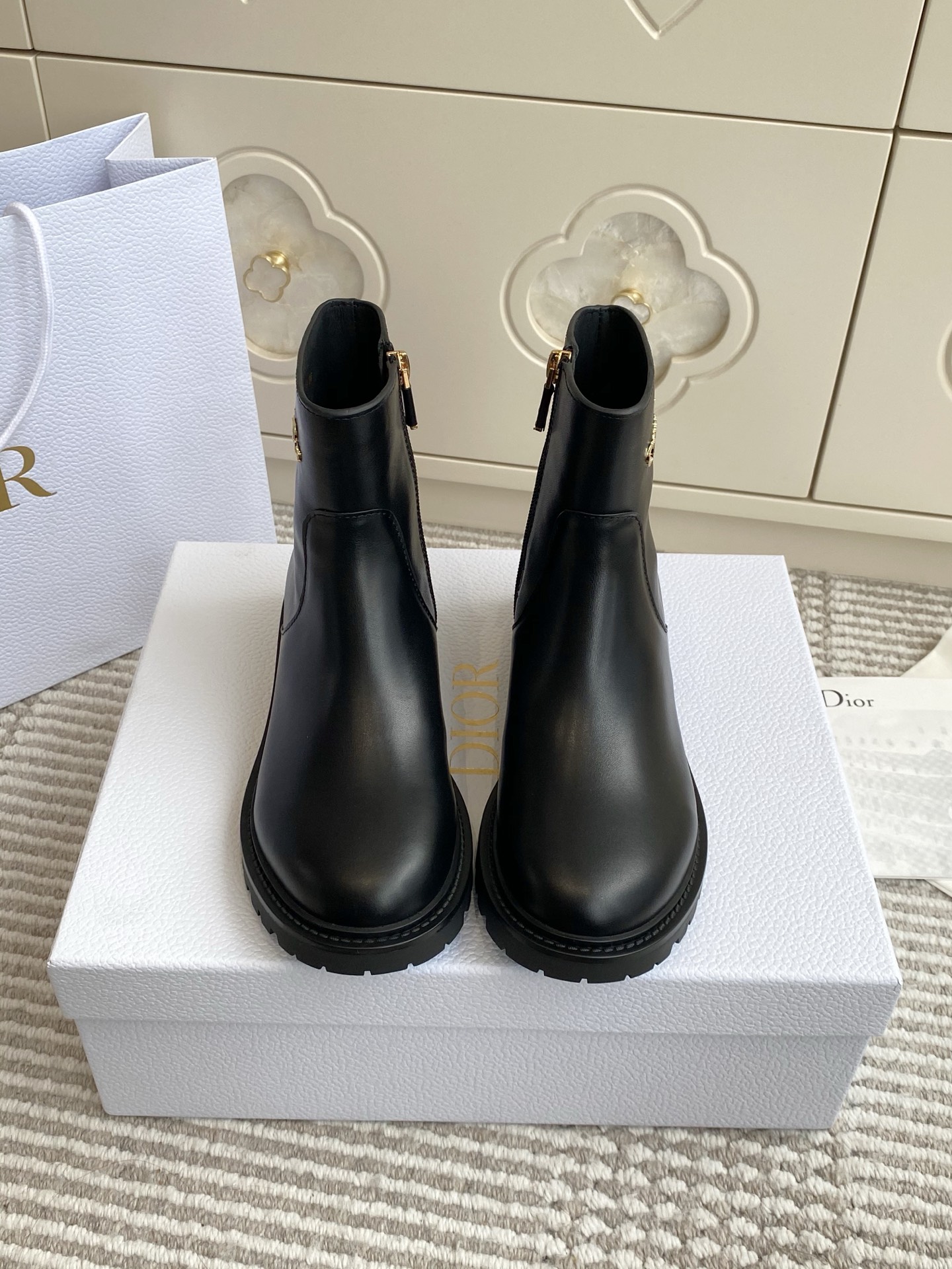 NO:645707,Batch Dio*D's new autumn and winter D-Town ankle boots Chelsea short boots. Top quality. This D-Town ankle boots highlight the classic look with a modern style. The black nubuck calf leather upper is matched with a gold-finished metal Christian Dior Paris logo on the side to enhance the style. Paired with a notched rubber sole, it can be matched with various styles all year round. Made of imported cowhide, original three-dimensional gold-finished metal logo, original molded lucky star outsole  size35-40 (41 customized, non-returnable) full set of packaging, boots, dior, dior, boots, cowhide19860909批 Dio*D家秋冬新款D-Town及踝靴切尔西短靴 顶级品质 这款 D-Town 及踝靴以现代风格彰显经典造型.黑色磨砂牛皮革鞋面搭配侧面金色饰面金属 Christian Dior Paris 标志提升格调.搭配凹口橡胶鞋底,可搭配全年各式造型. 采用进口牛皮 原版立体金色饰面金属logo 原版开模幸运星大底 size35-40（41定制不退换）全套包装,靴子,dior,dior,boots,cowhide,Women's Shoes