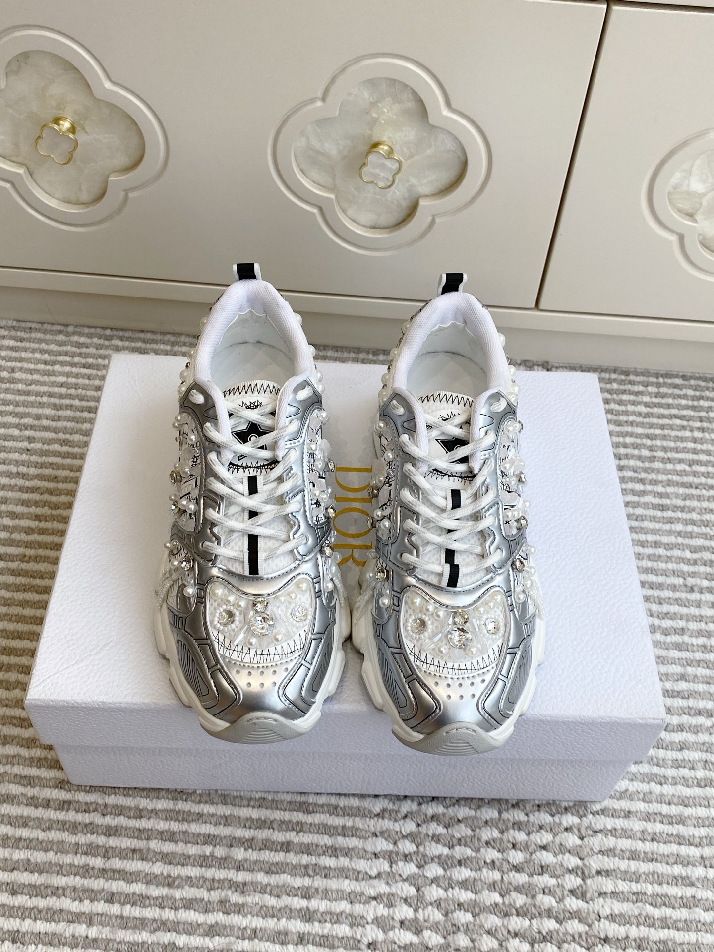 NO:645713,Batch wool lining beaded diamond surface Dior 25 new color Dior Chrono CD thick-soled retro sneakers dad shoes Top quality This Dior Chrono sneaker comes from the Miss Dior limited series and reinterprets running shoes in Dior's haute couture style. Mesh fabric with white leather effect panels, CD logo on both sides, star patch on the tongue and Dior on the heel  Logo, many classic pink details highlight the style. It uses two-color laces, lightweight soles with star decoration, which can create a casual look all year round, and can also be matched with other items in the Miss Dior limited series to create a matching look. Original customized technical fabric/first-layer cowhide/original customized embroidered webbing. Mesh breathable lining. Original molded Lucky Star outsole, women's size 35-41 (42 customized, non-refundable), dad shoes, dior, dior, sneakers, cowhide19860909批 羊毛里 串珠钻面 Dio…r迪奥25新色Dior Chrono CD厚底复古运动鞋老爹鞋 顶级品质 这款 Dior Chrono 运动鞋来自 Miss Dior 限定系列,以 Dior 的高订风格重新演绎跑步鞋.网眼织物搭配白色皮革效果镶片,两侧的 CD 标志、鞋舌上的星星补丁和鞋跟的 Dior 标志,诸多经典的桃红色细节彰显格调.采用双色鞋带,轻盈鞋底搭配星星装饰,可全年打造休闲造型,亦可与 Miss Dior 限定系列的其他单品搭配,打造配套造型 原版定制科技面料/头层牛皮/原版定制刺绣织带 网眼透气内里 原版开模幸运星大底 size女码35-41（42定做不退换）,老爹鞋,dior,dior,sneakers,cowhide,Women's Shoes