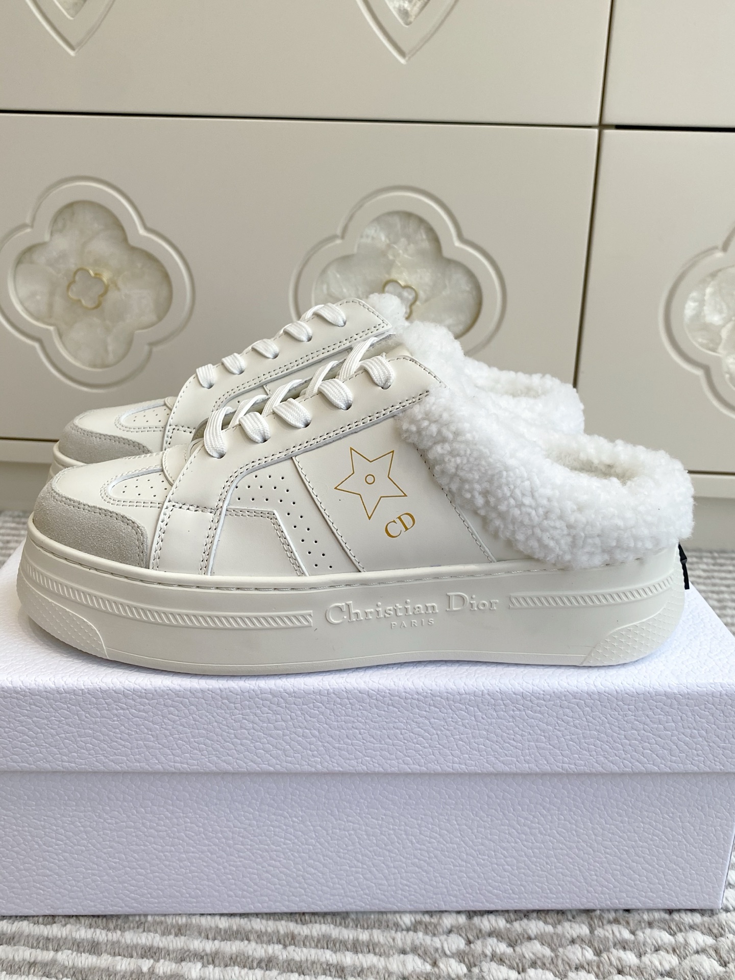 NO:645697,Batch Dior star wool mules sports fur slippers. The top quality Dior Star sneakers show a new silhouette and are comfortable to wear. Made of white cow leather, with lining and sheepskin fur integrated drop heel design. Decorated with gold tone CD and Christian Dior Paris logo. With classic thin soles, it creates a light wearing feeling and can be matched with casual items in all seasons of the year to create a refined look. Imported calfskin/sheepskin integrated original molded Lucky Star outsole  size35-41,casual shoes/sports shoes,dior,dior,sneakers,slippers,cowhide,sheepskin19860909批 Dio…r迪奥star羊毛穆勒运动毛毛拖鞋 顶级品质 款 Dior Star 运动鞋展现全新廓形,穿着舒适.采用白色牛皮革精心制作,搭配里料和羊皮革皮毛一体落跟设计.饰以金色调 CD 和 Christian Dior Paris 标志.搭配经典薄鞋底,营造轻盈穿着感受,可与一年各季休闲单品搭配,打造精致造型. 进口小牛皮/羊皮毛一体 原版开模幸运星大底 size35-41,休闲鞋/运动鞋毛毛鞋,dior,dior,sneakers,slippers,cowhide,sheepskin,Women's Shoes