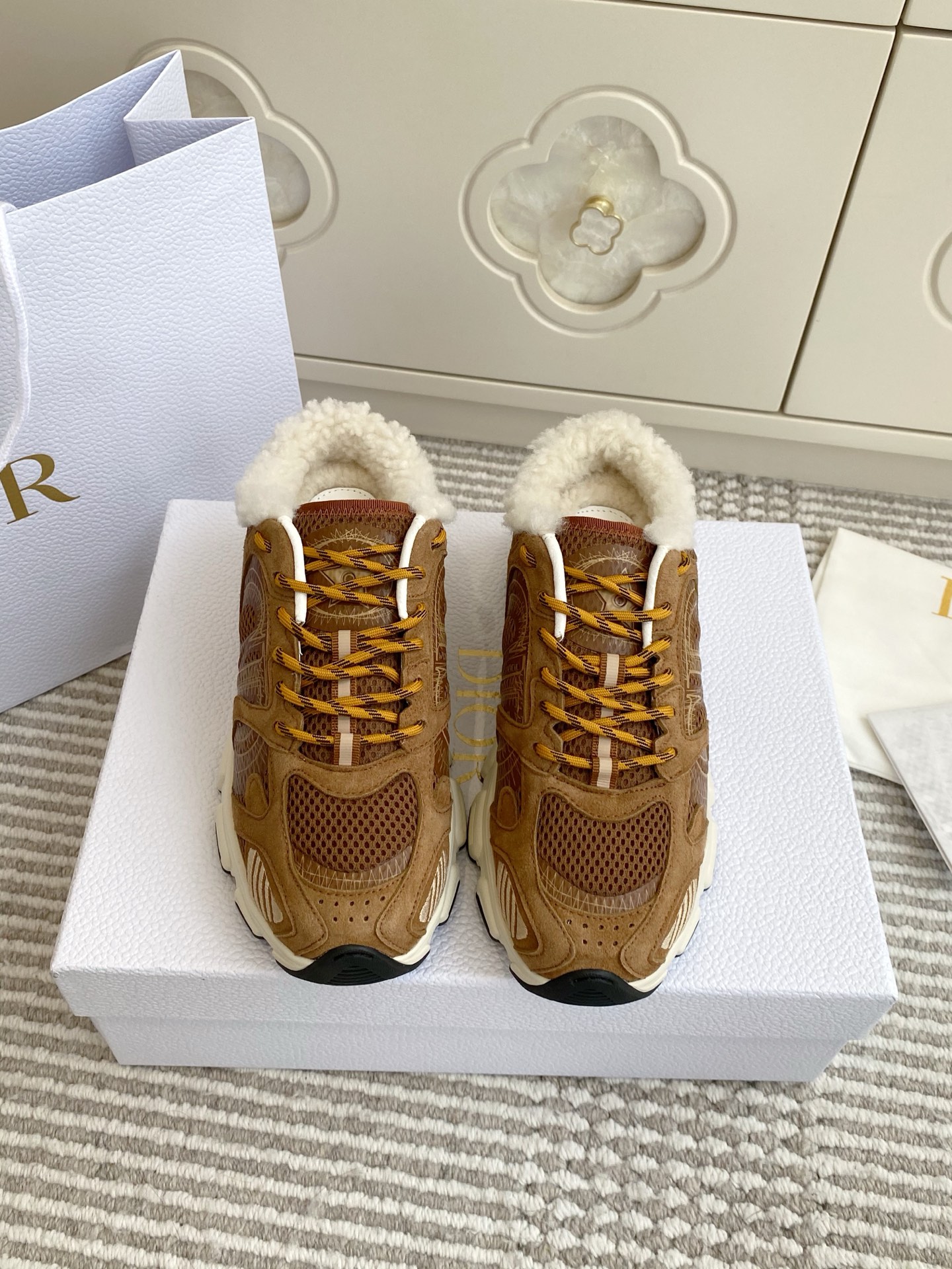 NO:645682,Patch leather, wool lining Dior 25 new color Dior Chrono CD thick-soled retro sneakers dad shoes Top quality This Dior Chrono sneaker comes from the Miss Dior limited series and reinterprets running shoes in Dior's haute couture style. Mesh fabric with white leather effect panels, CD logo on both sides, star patch on the tongue and Dior on the heel  Logo, many classic pink details highlight the style. It uses two-color laces, lightweight soles with star decoration, which can create a casual look all year round, and can also be matched with other items in the Miss Dior limited series to create matching looks. Original customized technical fabric/first-layer cowhide/original customized embroidered webbing Mesh breathable lining Original molded lucky star outsole  Size women's size 35-41 (custom-made size 42 is non-refundable), dad shoes, woolen shoes, dior, dior, sneakers, cowhide19860909批皮里 羊毛里 Dio…r迪奥25新色Dior Chrono CD厚底复古运动鞋老爹鞋 顶级品质 这款 Dior Chrono 运动鞋来自 Miss Dior 限定系列,以 Dior 的高订风格重新演绎跑步鞋.网眼织物搭配白色皮革效果镶片,两侧的 CD 标志、鞋舌上的星星补丁和鞋跟的 Dior 标志,诸多经典的桃红色细节彰显格调.采用双色鞋带,轻盈鞋底搭配星星装饰,可全年打造休闲造型,亦可与 Miss Dior 限定系列的其他单品搭配,打造配套造型 原版定制科技面料/头层牛皮/原版定制刺绣织带 网眼透气内里 原版开模幸运星大底 size女码35-41（42定做不退换）,老爹鞋毛毛鞋,dior,dior,sneakers,cowhide,Women's Shoes