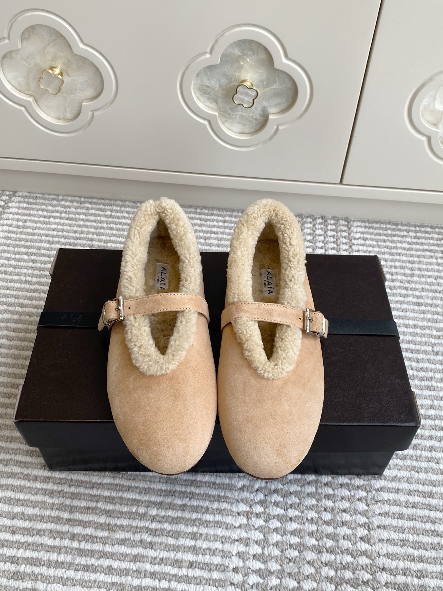 NO:645664,Batch purchasing agent Alaia·Alaia 25ss new autumn and winter velvet Birkenstock style Mary Jane shoes. They are made of suede fabric with lambswool lining, which has strong warmth retention. The one-line buckle design and metal buckle enhance the texture, giving it a sense of retro and sophistication. The round-toe version accommodates the foot shape, and the flat-bottom design ensures comfort. The plush edge of the shoe mouth is soft and cute, and the style is between casual and retro.  There are many colors to choose from, such as apricot, dark brown, chocolate brown, black, etc., suitable for different styles of wear, and the tones tend to be earth tones, giving a full autumn and winter atmosphere. Upper cowhide/cowhide, lining wool outsole TPU outsole Size number: 35-41 (40/41 custom-made, non-returnable), fur shoes, alaia, mary jane, cowhide19860909批 代购级Alaia·阿莱亚25ss秋冬新款加绒勃肯风玛丽珍单鞋 采用反绒面料搭配羊羔毛内里,保暖性强；一字扣带设计,金属扣具提升质感,兼具复古与精致感.圆头版型包容脚型,平底设计保障舒适度,鞋口的毛绒边缘柔和又显可爱,风格介于休闲与复古之间. 有米杏、深棕、巧克力棕、黑色等多色可选,适配不同风格的穿搭,且色调偏大地色系,秋冬氛围感拉满. 鞋面牛京/牛皮 内里羊毛 大底TPU大底 码数:35-41（40/41定做不退换）,毛毛鞋,alaia,mary jane,cowhide,Women's Shoes