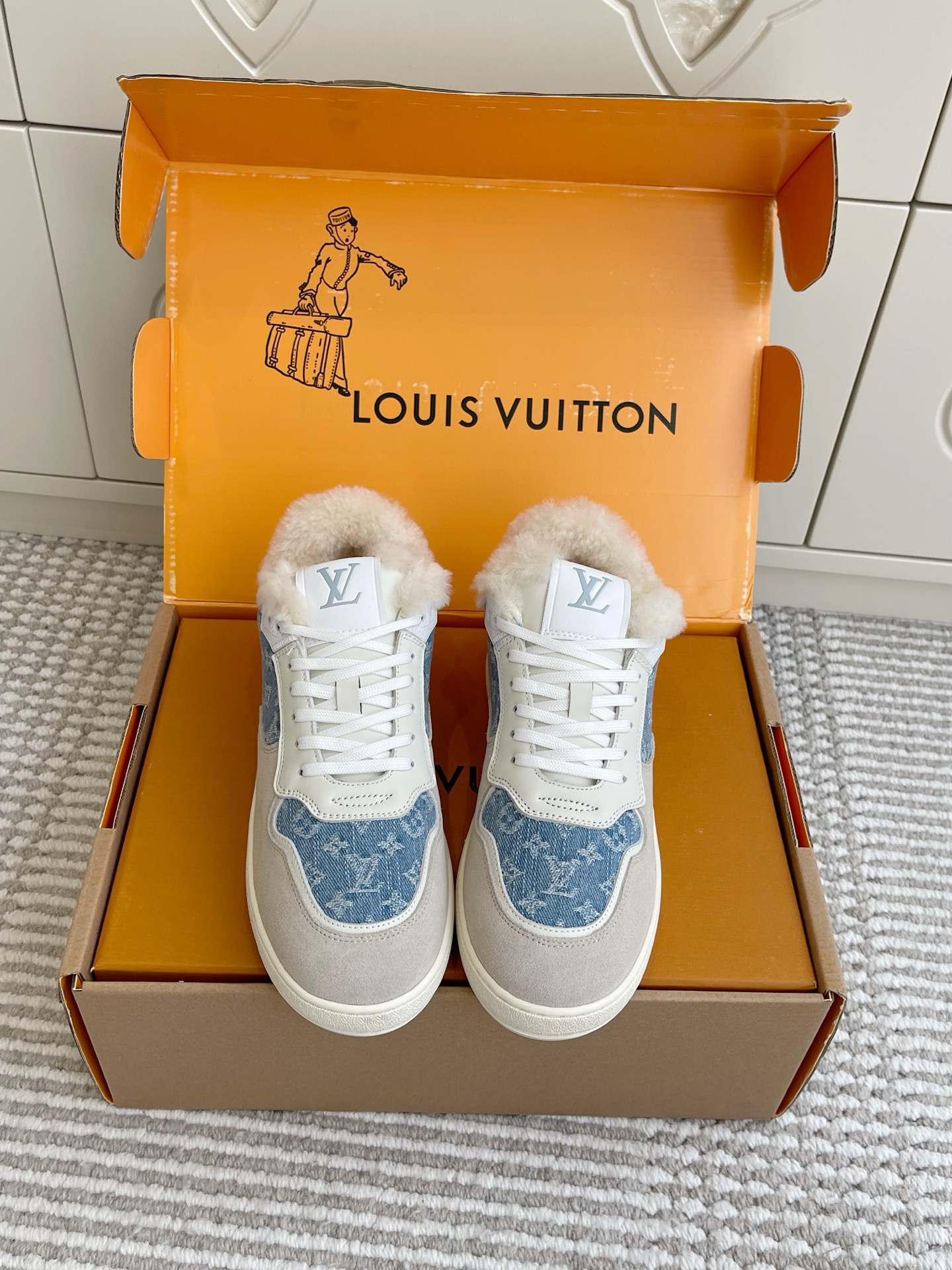 NO:645698,Batch (original box packaging) LV STADIUM series of new wool sneakers. They don’t look too good on the feet. The wool style is warm and easy to wear. A must-have for ageing. A treasure item developed by zp!  The top quality on the market. Original custom-made top-grade cowhide for the upper. Original custom-made genuine wool for the lining. Original 1:1 molded custom-made Tpu outsole. Impeccable details and workmanship. Size 35-41. Full set of packaging. Customized sizes 40 and 41 are non-returnable and non-exchangeable. Casual shoes/sports shoes, fur shoes, louis vuitton, sneakers, cowhide.19860909批（原版盒包装） LV STADIUM系列新款羊毛运动鞋 上脚简直不要太好看 羊毛款保暖好穿 减龄必备 宝藏单品 zp开发！市面顶级品质 鞋面原版定制顶级牛皮 内里垫脚原版定制真羊毛 原版1:1开模定制Tpu大底 细节做工无可挑剔 size35-41 全套包装 ｜40、41码定制不退不换,休闲鞋/运动鞋毛毛鞋,louis vuitton,sneakers,cowhide,Women's Shoes