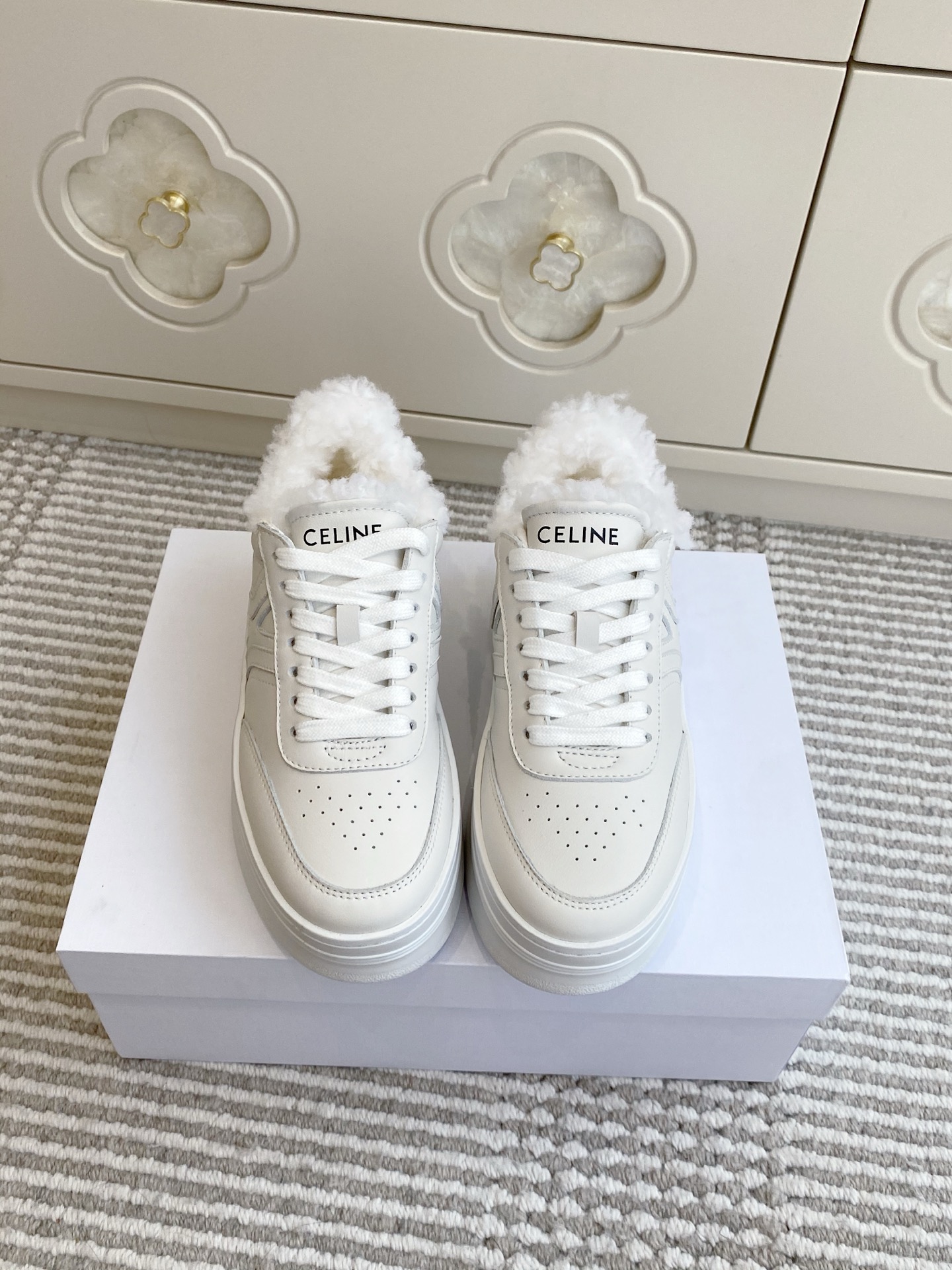 NO:645708,Batch Celine Celine's new height-increasing artifact thick-soled white sneakers, top quality white sneakers, based on classic white, pure and clean. The lines of the shoe body are smooth and neat, simple and high-end. Decorated with contrasting lines of different colors. Original imported calfskin/sheep fur integrated, thick sole 5cm, original molded TPU outsole  size35-40 (41 customized, non-refundable), casual shoes/sports shoes, celine, celine, sneakers, cowhide, sheepskin19860909批 羊毛里 Celine赛琳 新款增高神器厚底小白鞋运动鞋 顶级品质 小白鞋板鞋,以经典白色为基调,纯粹又干净.鞋身的线条流畅利落, 简约中透着高级感.不同颜色的撞色线条装饰 原版进口小牛皮/羊皮毛一体 厚底5cm 原版开模tpu大底 size35-40（41定制不退换）,休闲鞋/运动鞋毛毛鞋,celine,celine,sneakers,cowhide,sheepskin,Women's Shoes