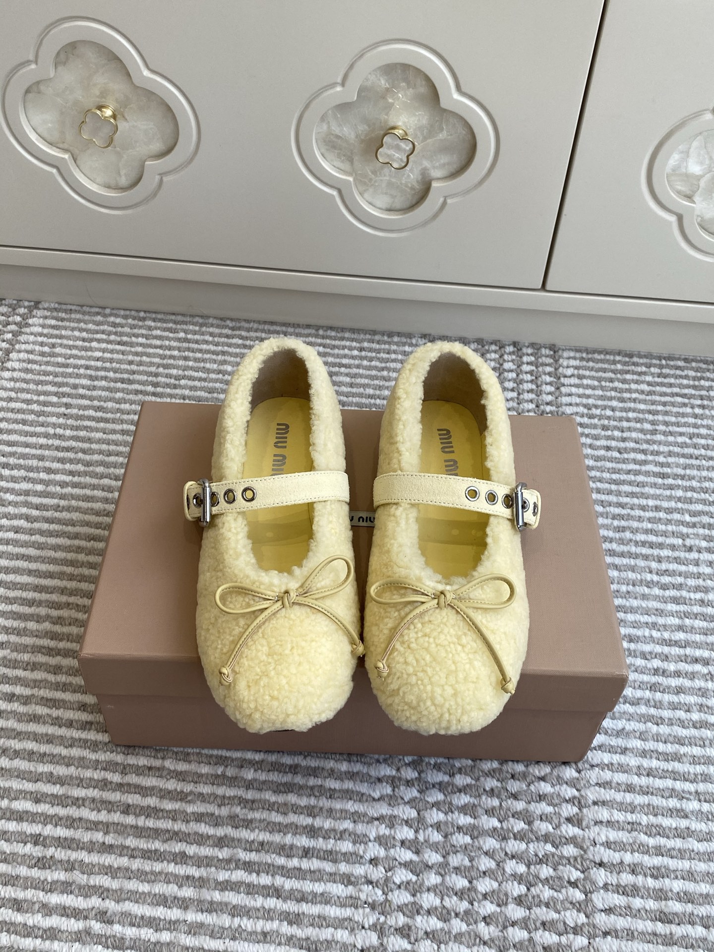NO:578196,Miumiu new bow Teddy wool Mary Jane shoes, material and craftsmanship, imported sheep curly wool, sheepskin lining, original molded rubber outsole Size 35-39 (40/41 customized, non-returnable), woolen shoes, miumiu, mary jane, sheepskin19860909Miumiu缪缪新款蝴蝶结泰迪羊毛玛丽珍单鞋 材质与工艺 进口羊卷毛 羊皮内里 原版开模橡胶大底 Size35-39（40/41定做不退换）,毛毛鞋,miumiu,mary jane,sheepskin,Women's Shoes