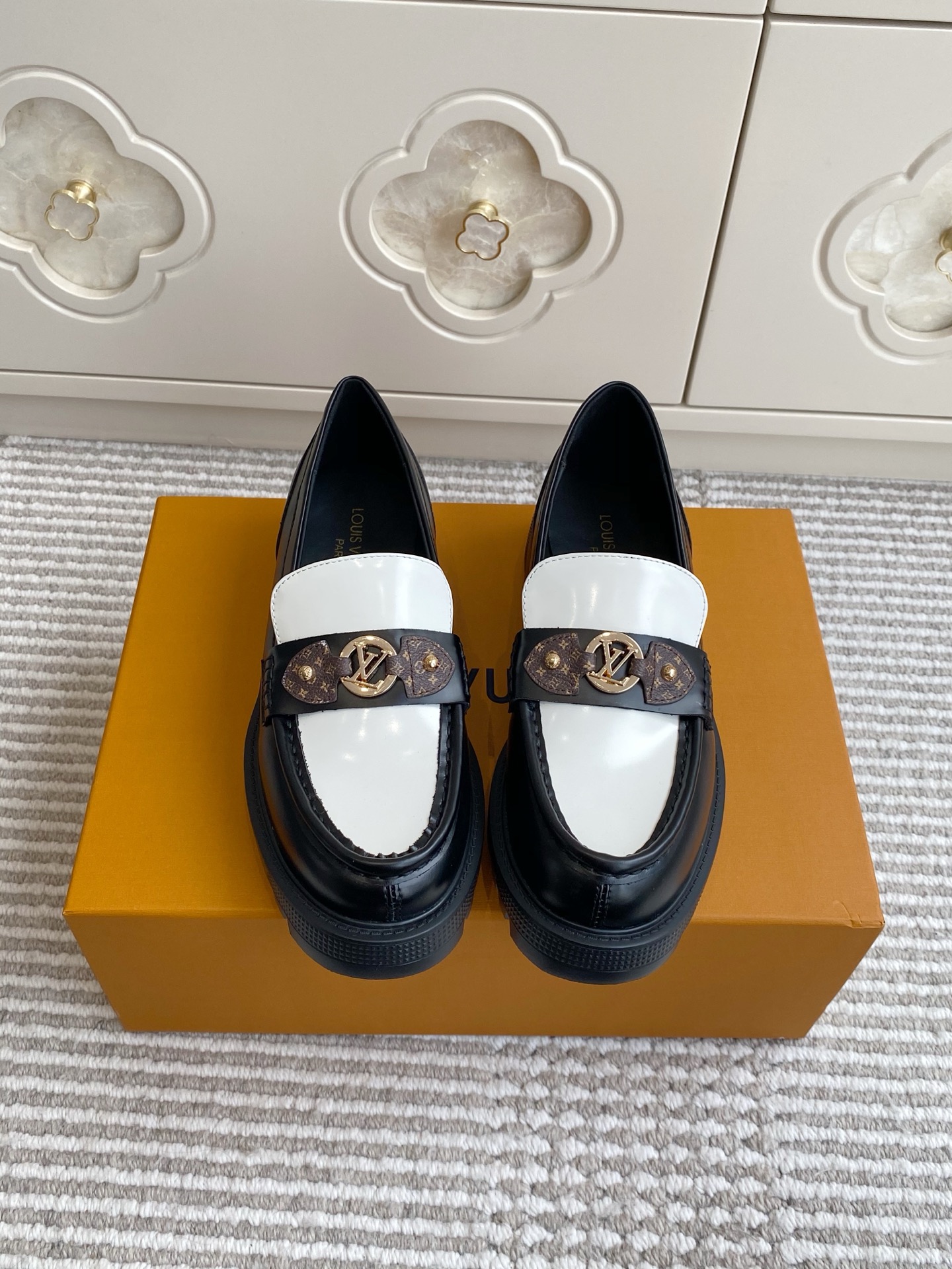 NO:645689,Batch Lvlujia's new District series·Chain thick-soled Mary Jane loafers. Top quality. This District loafer is made of smooth cow leather to create a trendy appearance. The upper is matched with a rough chain, Monogram canvas straps and Louis Vuitton imprinted buckle. The lightweight EVA outsole has thick ridges, and the front and rear textures add exquisite details. The upper is imported open-edge beaded cowhide/presbyopia/cowhide lining and the original customized molded outsole  size35-39 (40/41 customization is non-refundable), loafers, louis vuitton, louis vuitton, louis vuitton, louis vuitton, loafers, mary jane, cowhide19860909批 Lv驴家新品District 系列·链条厚底玛丽珍乐福鞋 顶级品质 本款 District 乐福鞋以光滑牛皮革塑造潮流外观,为鞋面搭配粗犷链条、Monogram 帆布饰带和路易威登铭纹搭扣.轻盈 EVA 外底拥有厚实凸纹,前后纹理再添考究细节. 鞋面进口开边珠牛皮/老花/牛皮内里 原版定制开模大底 size35-39（40/41定制不退换）,乐福鞋,louis vuitton,louis vuitton,louis vuitton,louis vuitton,loafers,mary jane,cowhide,Women's Shoes