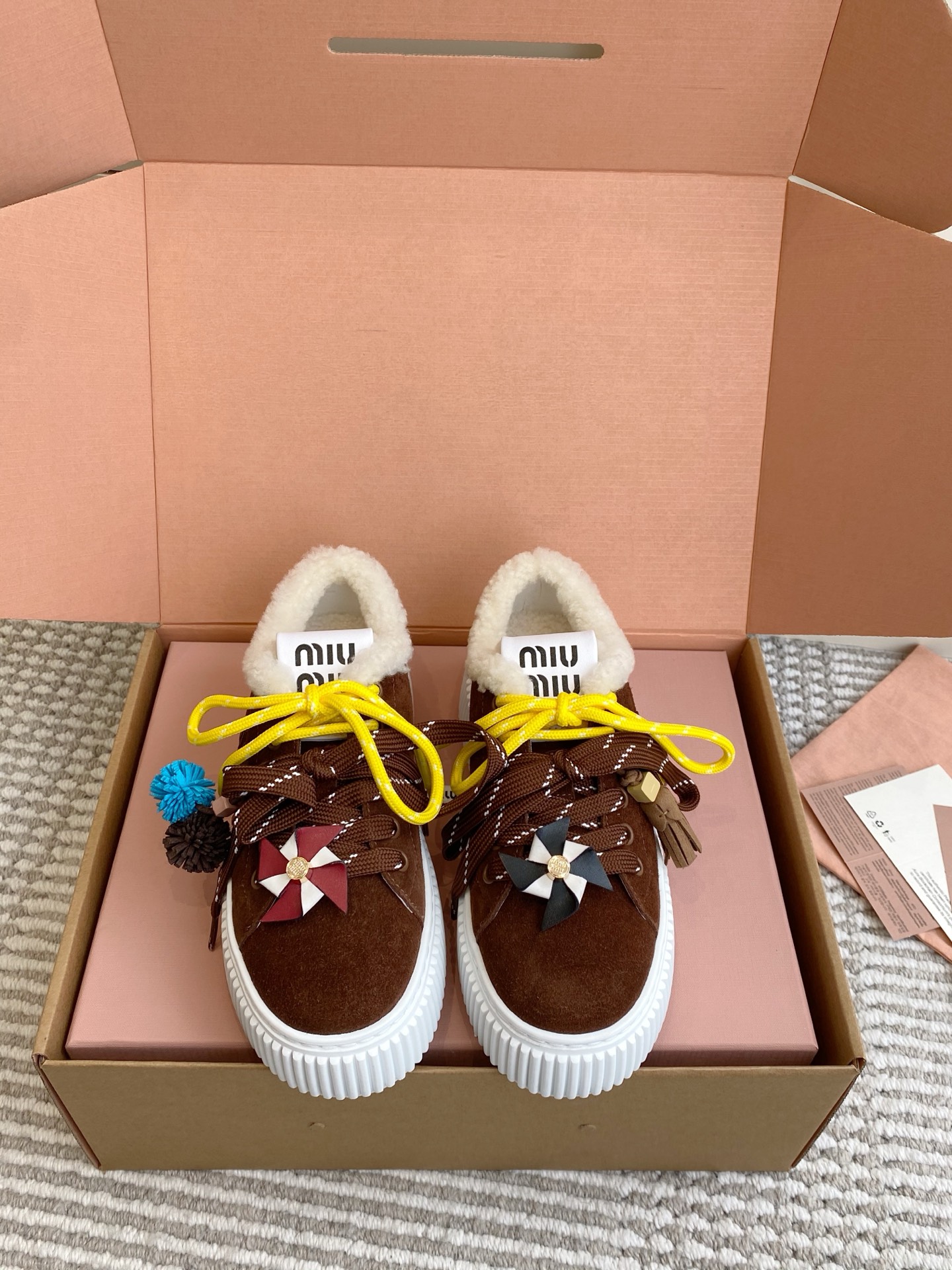 NO:645675,Patch leather lining, wool lining (original box packaging) Purchasing-grade MiuMi* 25ss Autumn and Winter thick-soled double-lace biscuit shoes. The upper is made of suede material and has a delicate texture. Some models have plush designs at the shoe openings to increase warmth and cute style. The colors are rich and contrasting, with basic tones such as brown and beige, paired with eye-catching shoelaces such as yellow and red, and decorative elements such as colorful pinwheels and fur balls, which have a strong visual impact. It is equipped with a variety of shoelace styles, and there are windmill-shaped decorations on the upper, which adds a sense of childlike fun and design, making the shoes more personalized. The thick-soled biscuit shoe shape has both a sense of fashion and a certain heightening effect. The overall style is sweet and cute, blending retro and trendy elements. The upper is cow suede, the lining is cow lining/lamb hair, and the outsole is TPU, which is 5cm higher. Size35-41 (40-41 customized, non-refundable), casual shoes/sports shoes, fur shoes, miumiu, sneakers19860909批皮里 羊毛里（原版盒包装） 代购级MiuMi* 25ss 秋冬款厚底双鞋带饼干鞋 鞋面采用绒面材质,质感细腻；部分鞋款鞋口处有毛绒设计,增加保暖性与可爱风格.色彩丰富且对比鲜明,有棕色、米色等基础色调,搭配黄色、红色等亮眼鞋带,还有彩色风车、毛球等装饰元素,极具视觉冲击力. 配备了多样的鞋带样式,同时鞋面上有风车造型的装饰,增添了童趣与设计感,让鞋子更具个性.厚底的饼干鞋型,兼具时尚感与一定的增高效果,整体风格甜酷又不失可爱,融合了复古与潮流元素. 鞋面牛反绒 内里牛裡/羊羔毛 大底TPU大底 增高5cm Size35-41（40-41定制不退换）,休闲鞋/运动鞋毛毛鞋,miumiu,sneakers,Women's Shoes