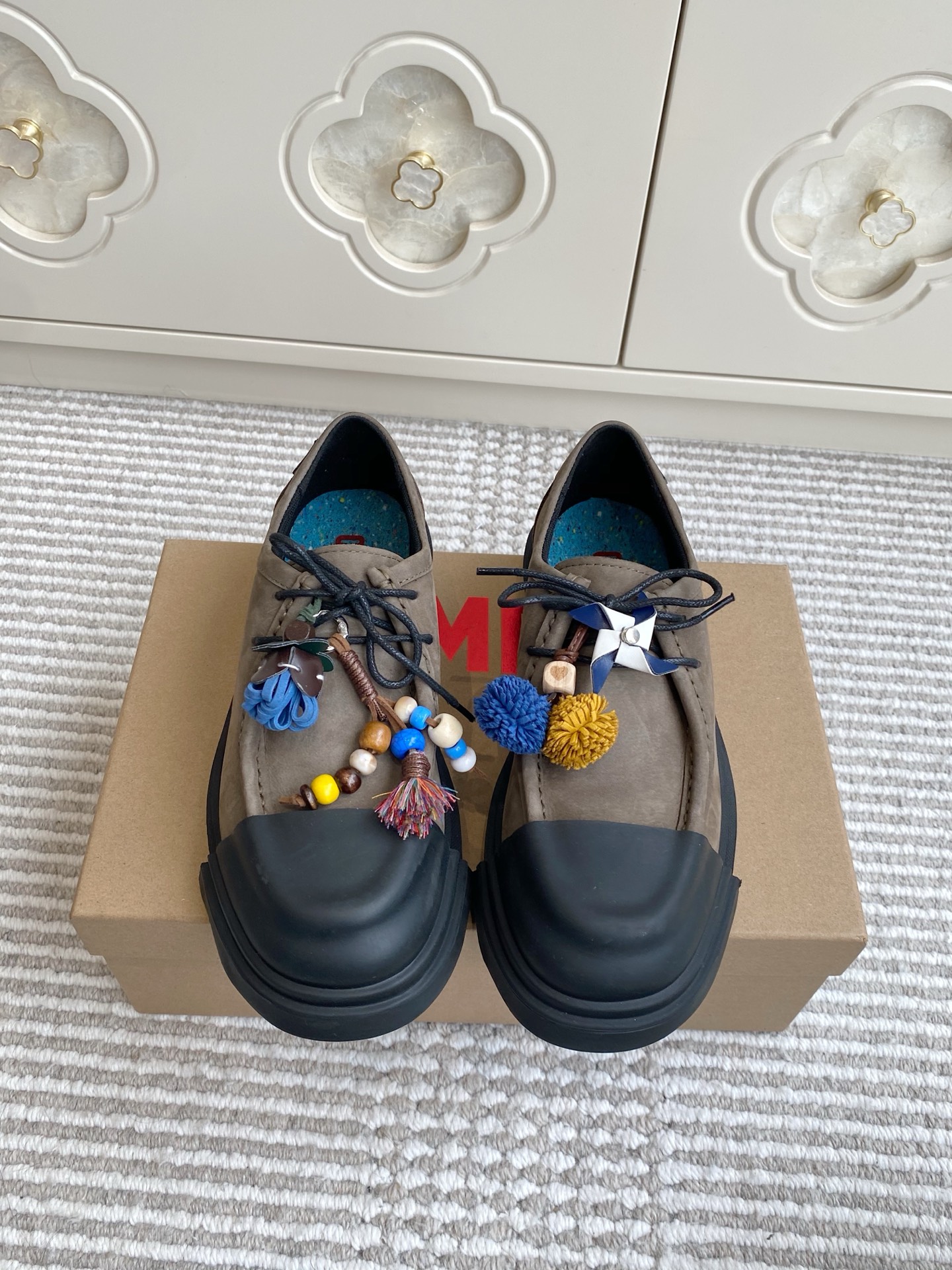 NO:645663,Batch (optional with toe caps 30/set) Camper Spanish fashion brand 25ss spring and summer new couple style round-toe loafers Original one-to-one production Original molded removable rubber head Contrasting color craftsmanship, Derby shoes are super popular Camper Derby shoes Detachable toe caps can be matched at will, very eye-catching All details are in place Super comfortable upper feet Fabric imported calfskin Lined sheepskin lining Original color high-elastic latex Original molded super soft molded sole  Size: female 35-40, male 40-45 (female 40, male 45 customized), loafers, loafers, cowhide, sheepskin19860909批（另配鞋头套30/组） Camper 西班牙潮牌25ss春夏新款 情侣款 圆头乐福鞋 原版一比一打造 原版开模可拆卸式胶头 撞色工艺,德比鞋超级火Camper 德比鞋 可拆卸鞋头套可随意搭配 非常亮眼 所有细节到位 上脚超级舒服 面料进口小牛皮 内里羊皮内里 垫脚原版彩色高弹乳胶 原版开模超软成型底 码数女35-40 男40-45（女40 男45定做）,乐福鞋,loafers,cowhide,sheepskin,Women's Shoes