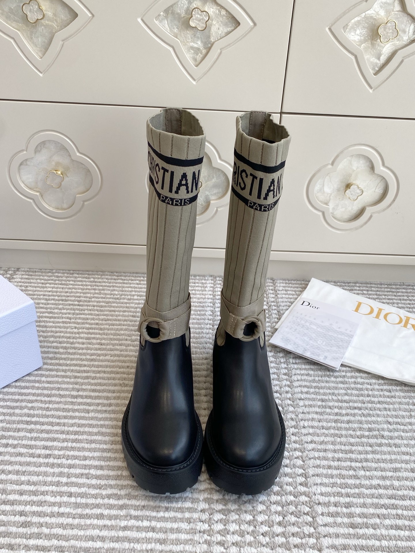 NO:645643,Batch Dio* 25ss sock boot style stretch fly knit short boots and boots. The shoe body combines leather soles and knitted socks. The leather part is stiff and stylish, while the knitted socks add softness and elasticity, making it both handsome and comfortable. The eye-catching 'CHRISTIAN DIOR PARIS' white letter webbing is printed on the top of the socks to strengthen brand recognition and become the visual focus of the look.  The boots are equipped with buckle straps, which not only improves practicality, but also adds tough details of workwear style to the whole; the thick-soled design has both a heightening effect and a retro texture. This boot is highly versatile and can be flexibly combined with clothing and accessories according to different style needs, easily adapting to various scenes such as daily outings, parties or light workplaces. Upper cowhide/stretch socks Lining cowhide leather outsole Original molded outsole  size 35-40 (customization of size 41 is non-refundable), boots, dior, boots, cowhide19860909批 Dio* 25ss 袜靴款弹力飞织短靴·长筒靴 鞋身结合了皮革靴底与针织袜筒,皮革部分挺括有型,针织袜筒则增添柔软弹性,兼具帅气与舒适感.袜筒上方印有醒目的“CHRISTIAN DIOR PARIS”白色字母织带,强化品牌辨识度,成为造型的视觉焦点. 靴身配有搭扣式绑带,既提升实用性,又为整体增添工装风的硬朗细节；厚底设计则兼具增高效果与复古质感.这款靴款的百搭性较强,可根据不同风格需求,灵活组合服饰与配饰,轻松适配日常出街、派对或轻职场等多种场景. 鞋面牛皮/弹力袜 内里牛皮 大底原版开模大底 size35-40码（41码定制不退换）,靴子,dior,boots,cowhide,Women's Shoes