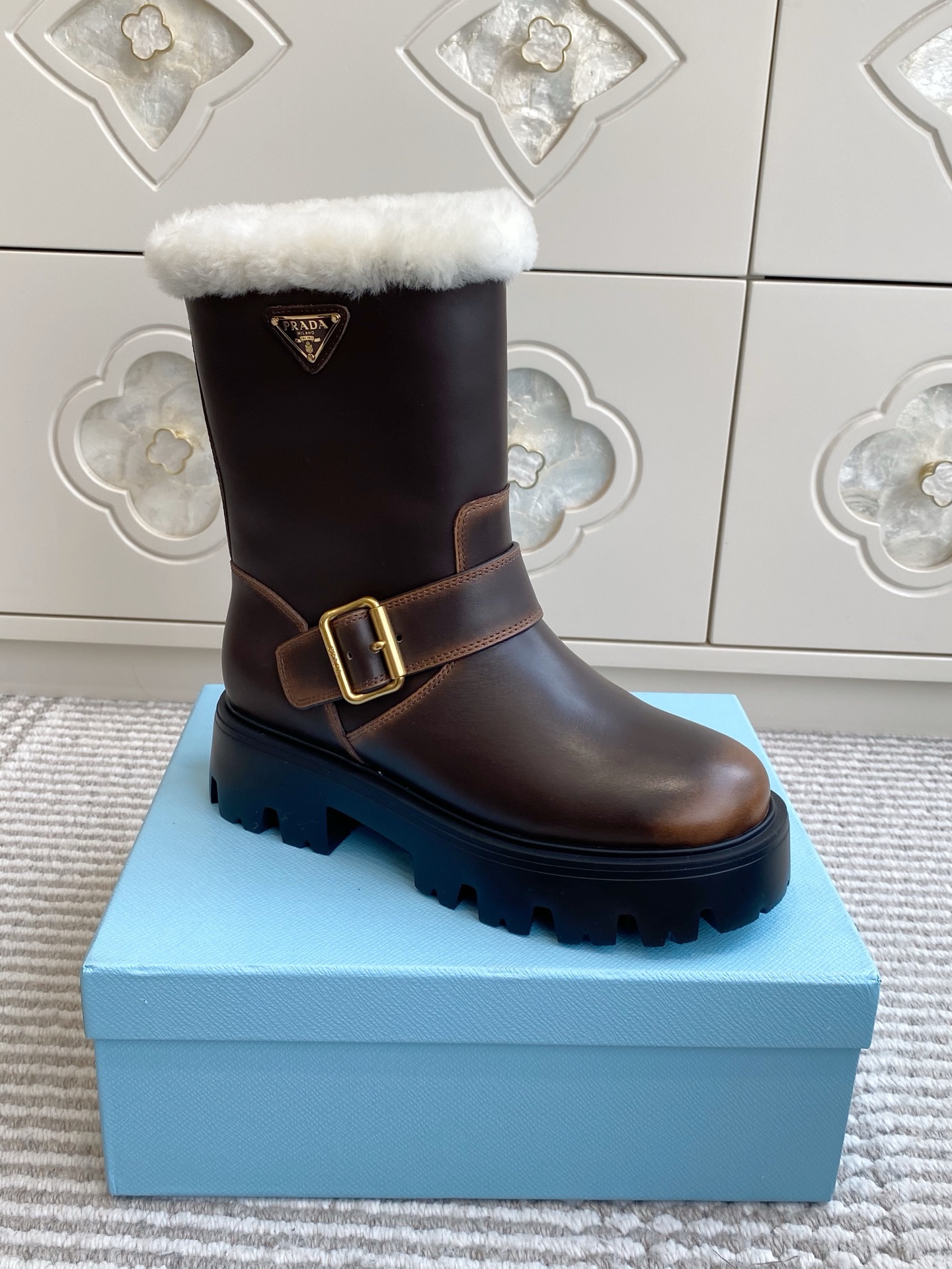 NO:594581,｜Prada's new retro thick-soled short boots have a sense of luxury. Prada's new styles this season understand the hearts of retro girls too well. The classic triangle logo embellishes the shoe body, making it instantly recognizable. Imported cowhide/suede cowhide is available in two textures. Each pair exudes a low-key luxury atmosphere. The thick-soled design quietly increases, and the proportions are instantly optimized. The pure wool lining makes every step as comfortable as walking in the clouds. The retro color-brushed cowhide upper becomes more and more tasteful the more you look at it. Needless to say, it has a sense of luxury.  You will know when you put it on your feet. Wear it and you will have the whole autumn and winter sophistication. #PradaNew Product #Retro Thick-soled Boots #Advanced Sense of Wearing #Autumn and Winter Essentials Imported cowhide leather/cow suede upper, wool lining, original open mold tread pattern rubber outsole, size 35-39 (40.41 customized, non-returnable), snow boots, prada, boots, cowhide19860909｜Prada新款复古厚底短靴 高级感拉满 Prada 这一季的新款也太懂复古女孩的心了 经典三角标点缀鞋身 辨识度直接拉满 进口牛皮/绒面牛皮两种质感可选 每一双都散发着低调的奢华气息 厚底设计悄悄增高 比例瞬间优化 内里纯羊毛包裹 每一步都走在云端般舒适 复古擦色牛皮鞋面 越看越有味道 高级感不用多说 上脚就知道 穿上它 整个秋冬的精致感都被你承包了 #Prada新品 #复古厚底靴 #高级感穿搭 #秋冬必备单品 鞋面进口牛皮/牛反绒 内里羊毛 原版开模胎面花纹橡胶大底 size35-39（40.41定制不退换）,雪地靴,prada,boots,cowhide,Women's Shoes